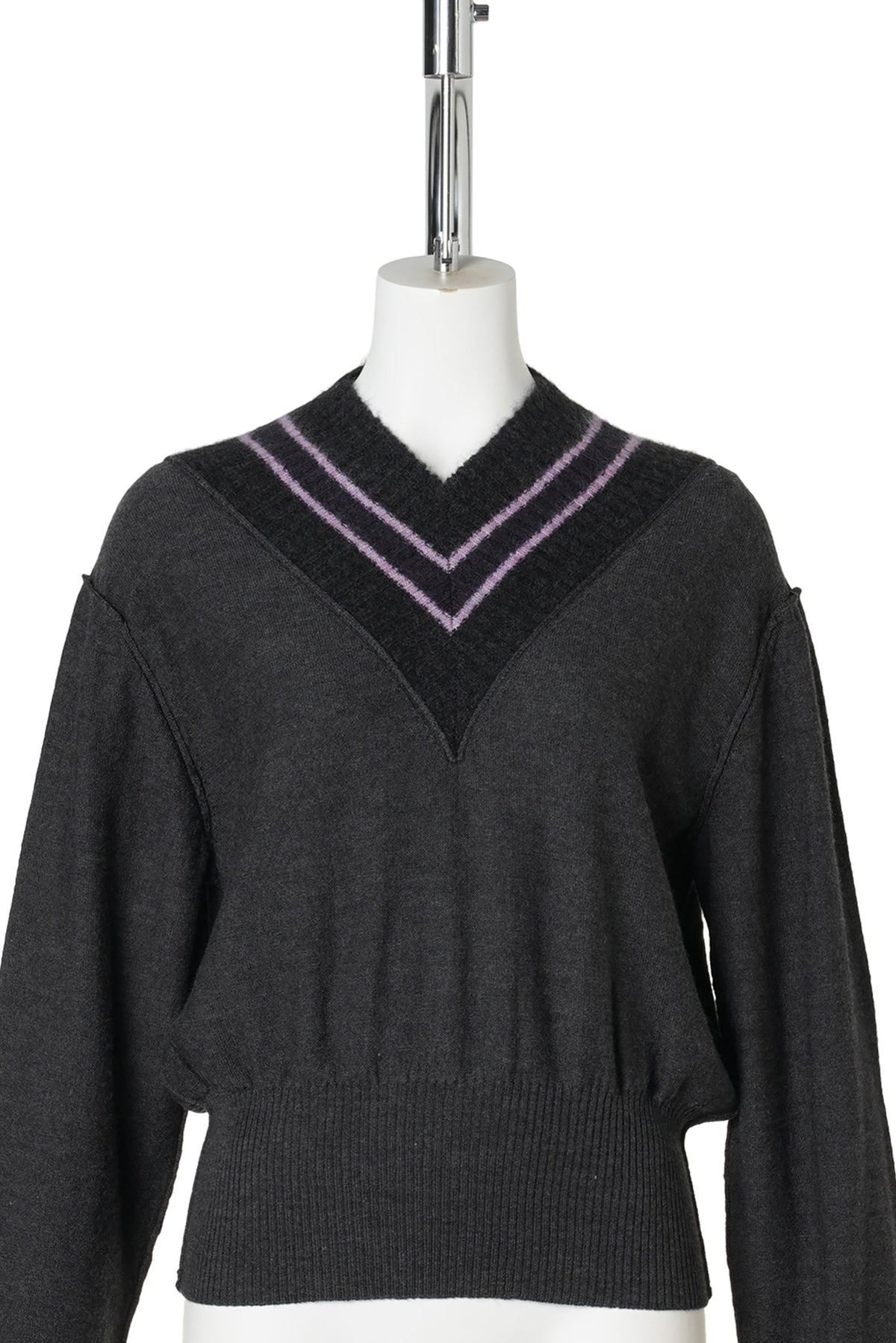 CROPPED V NECK WITH CONTRAST STRIPES / CHARCOAL STRIPE