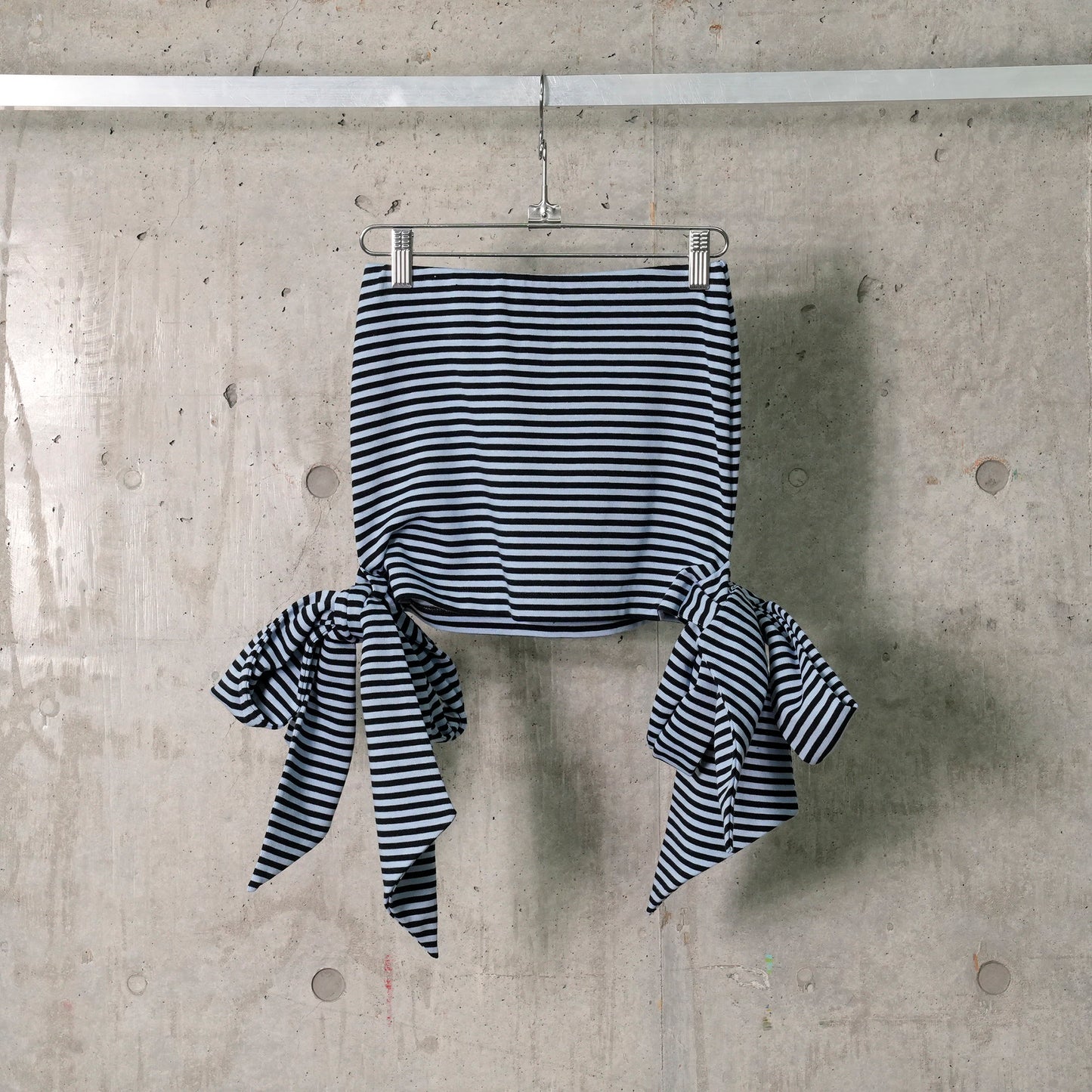 STRIPE TIE SKIRT / BLUE/BLACK