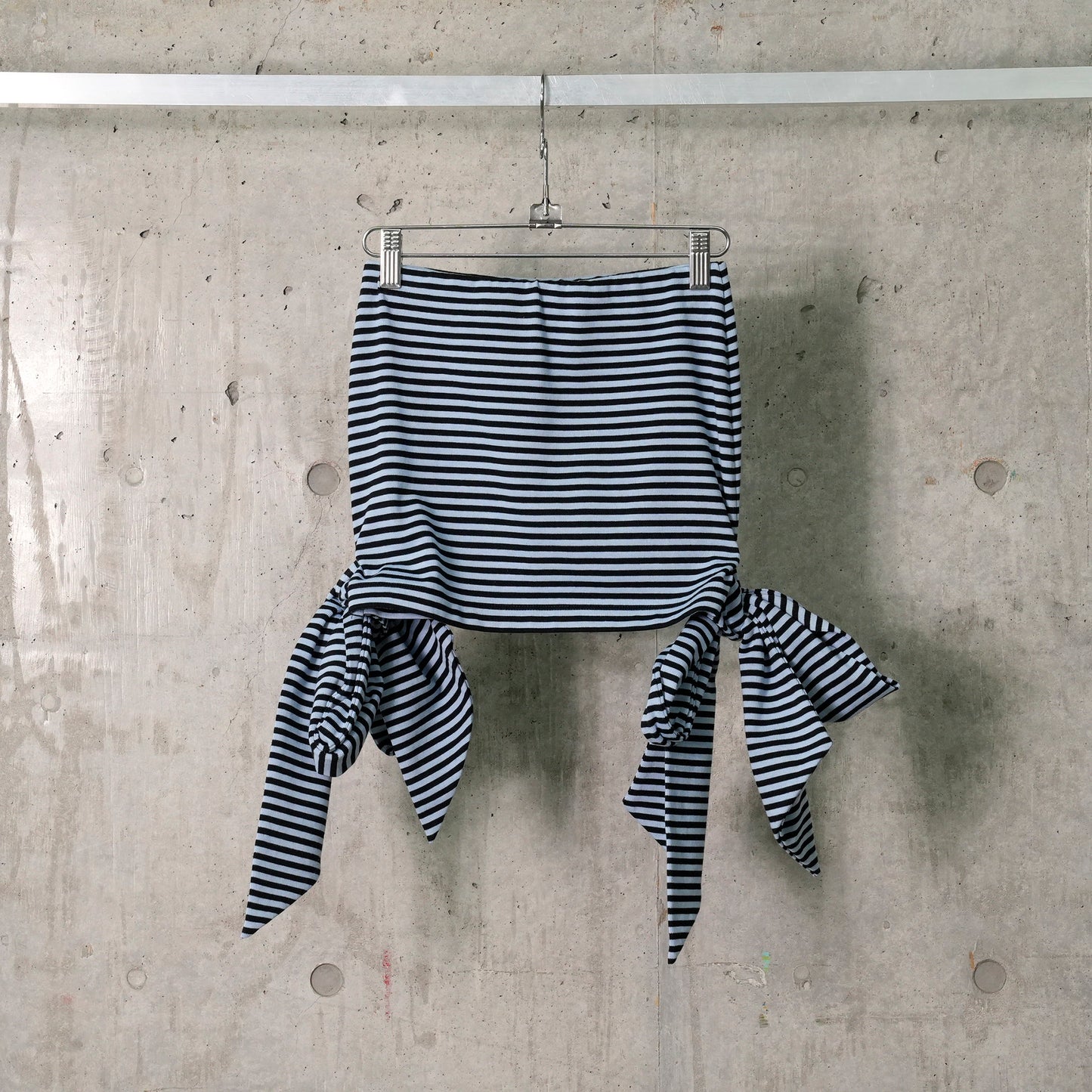 STRIPE TIE SKIRT / BLUE/BLACK