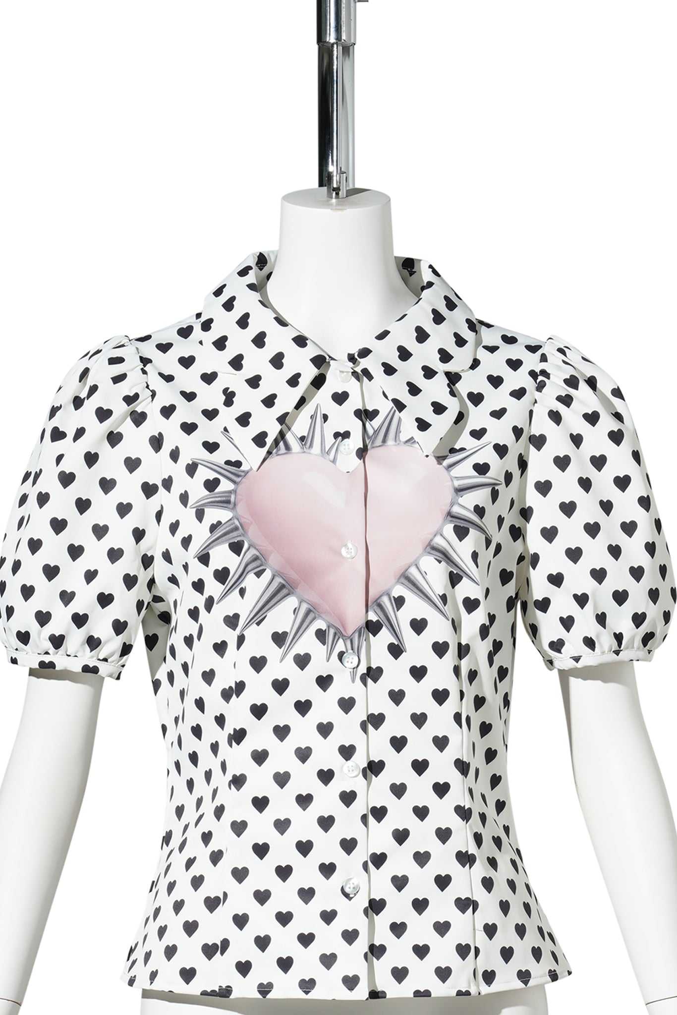 STUD HEART FITTED SHIRT / WHITE/BLACK HEARTS