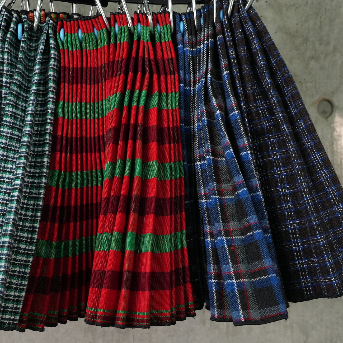 WOOL MINI CARABINER SKIRT / MULTI