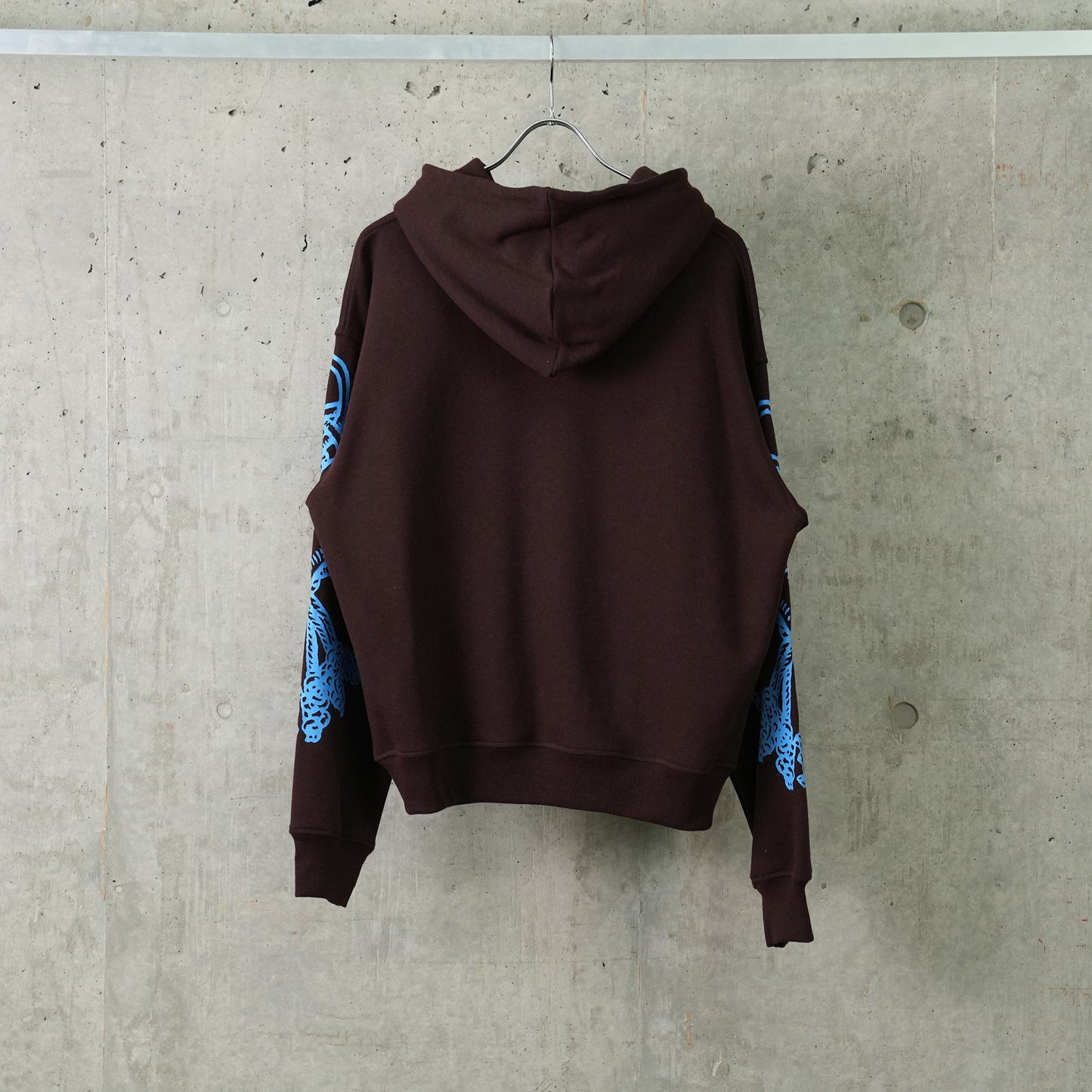 SCREEN PRINTED HOODIE / BROWN