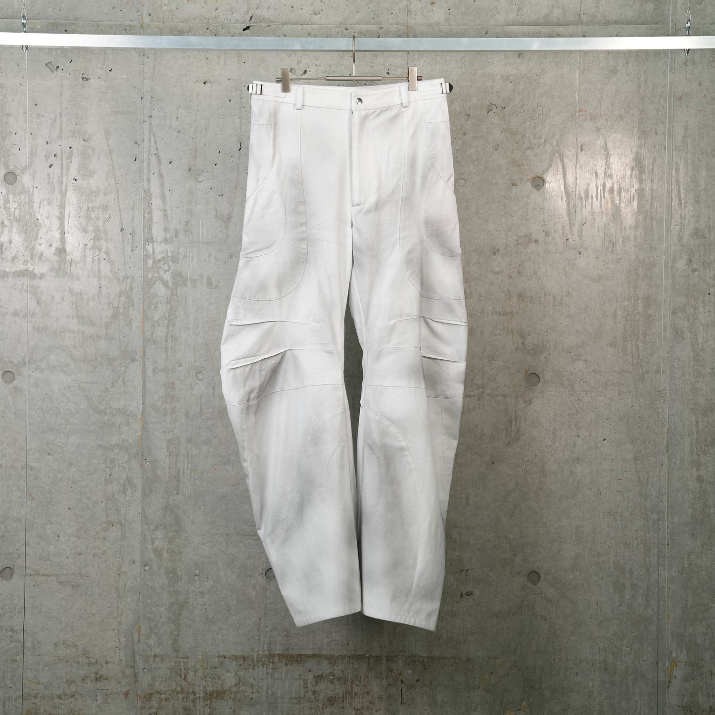 ARTICULATED DART TROUSERS / WHITE