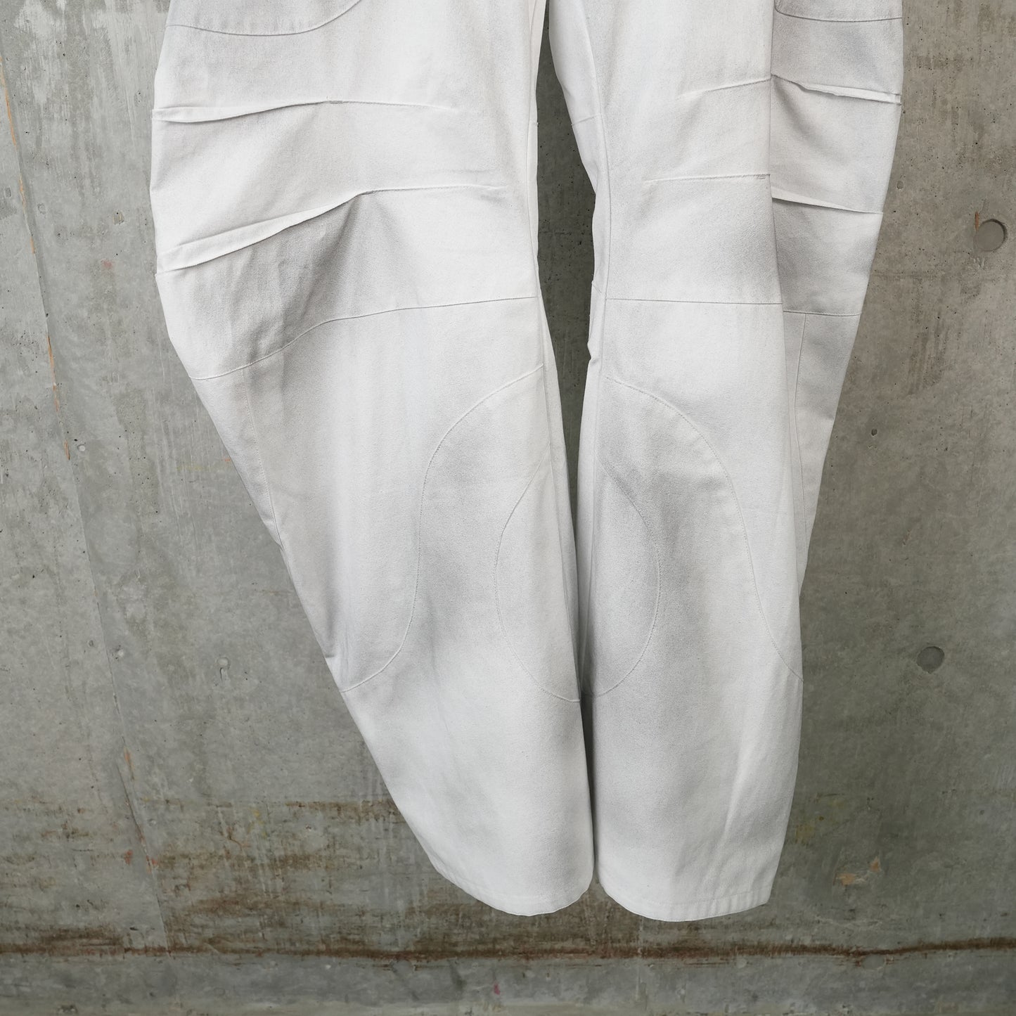 ARTICULATED DART TROUSERS / WHITE