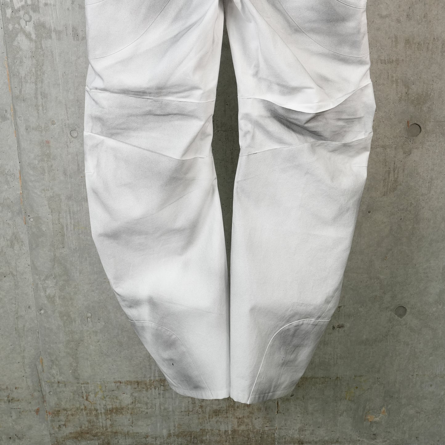 ARTICULATED DART TROUSERS / WHITE