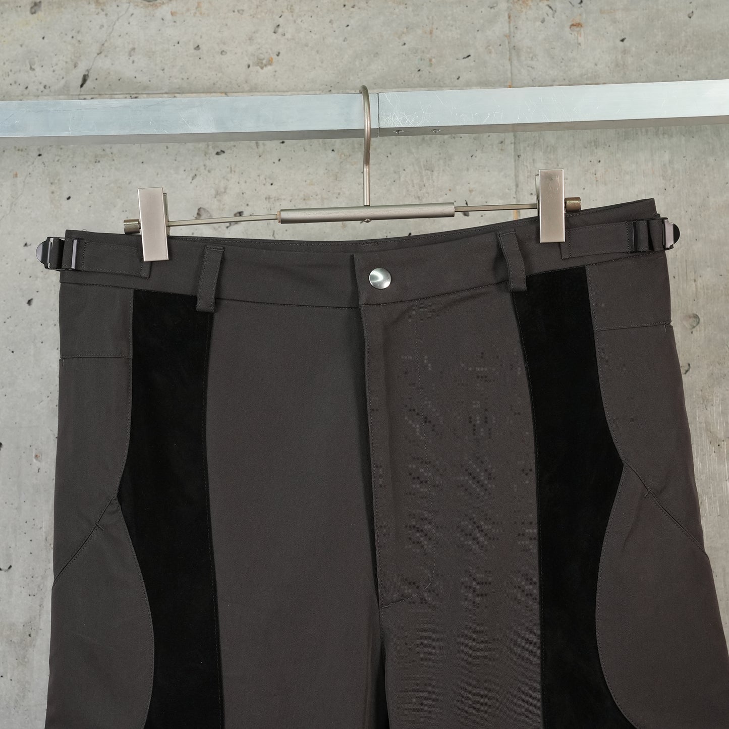 ARTICULATED DART TROUSERS / DARK BROWN