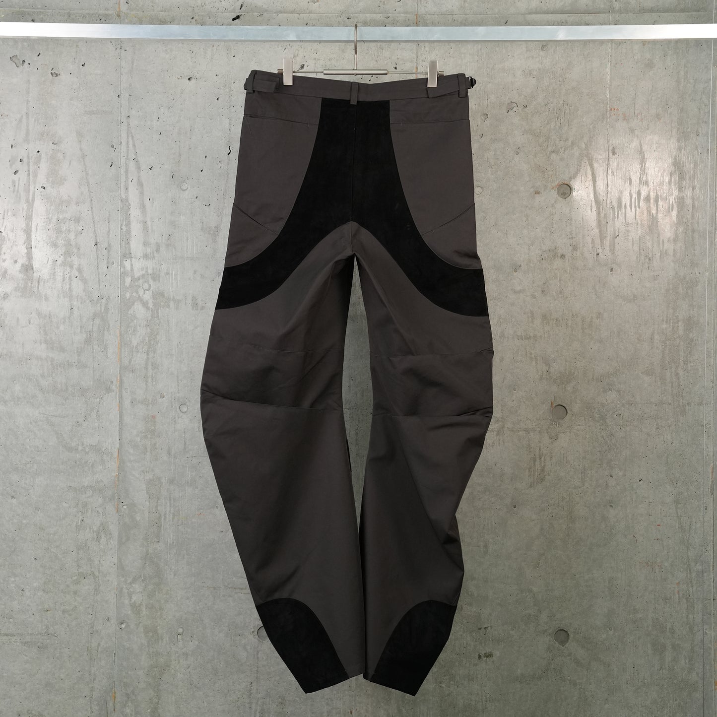 ARTICULATED DART TROUSERS / DARK BROWN