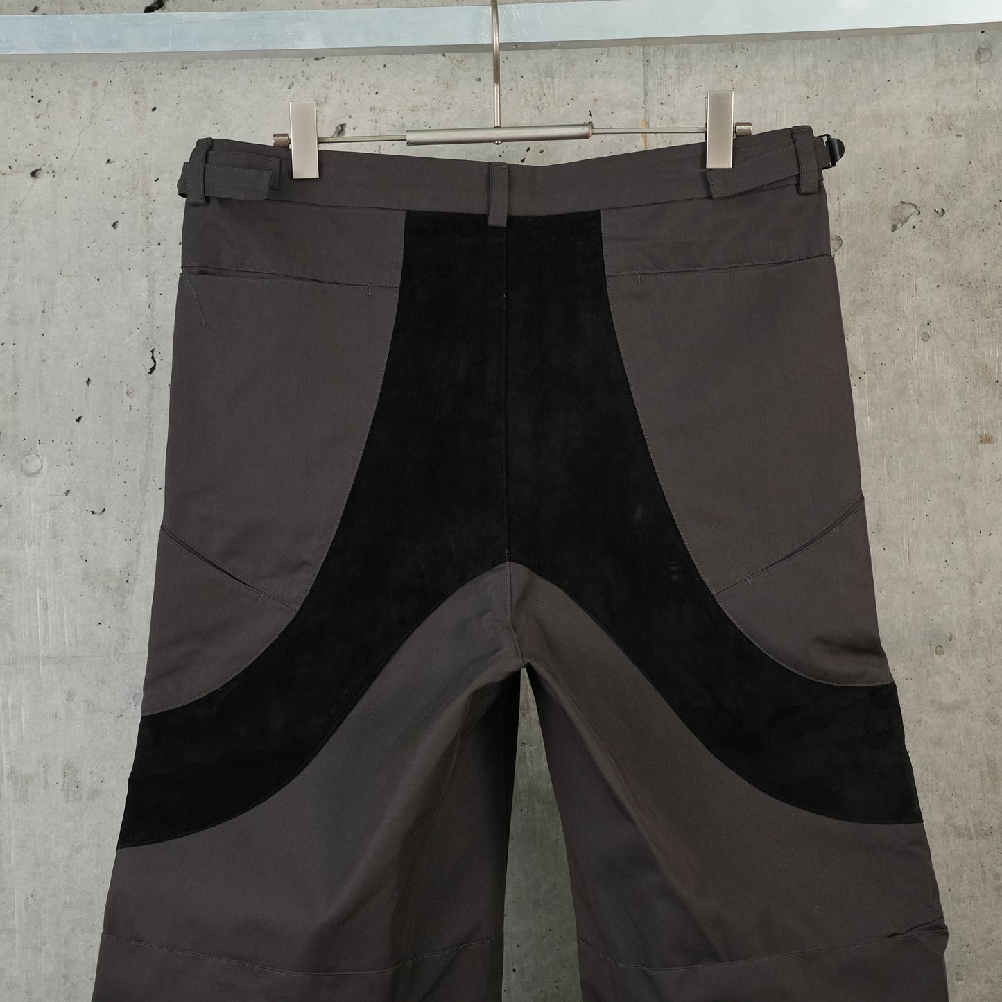 ARTICULATED DART TROUSERS / DARK BROWN