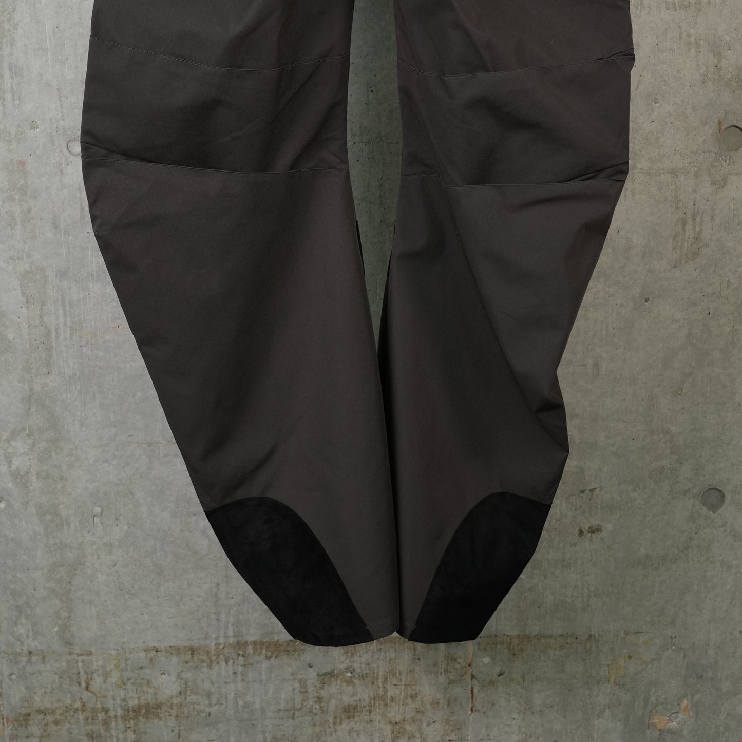 ARTICULATED DART TROUSERS / DARK BROWN