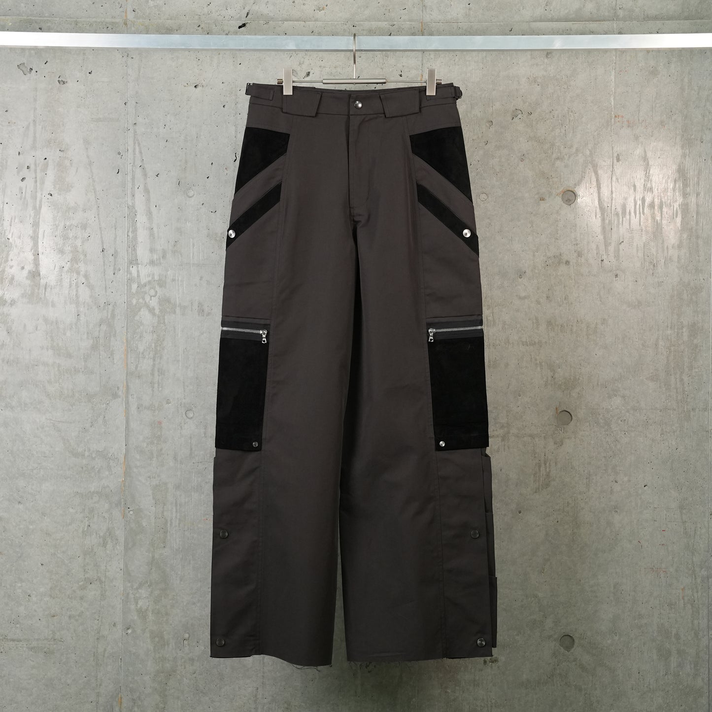 SNAPPED HEM CARGO TROUSERS / DARK BROWN