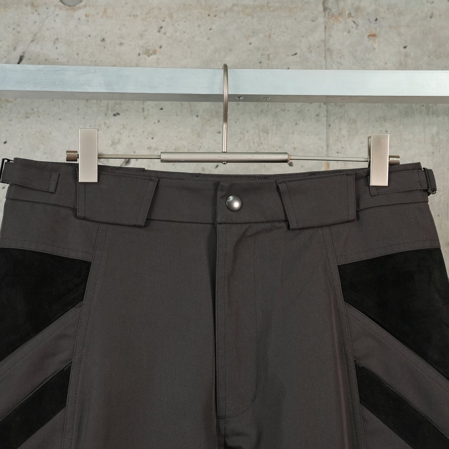 SNAPPED HEM CARGO TROUSERS / DARK BROWN