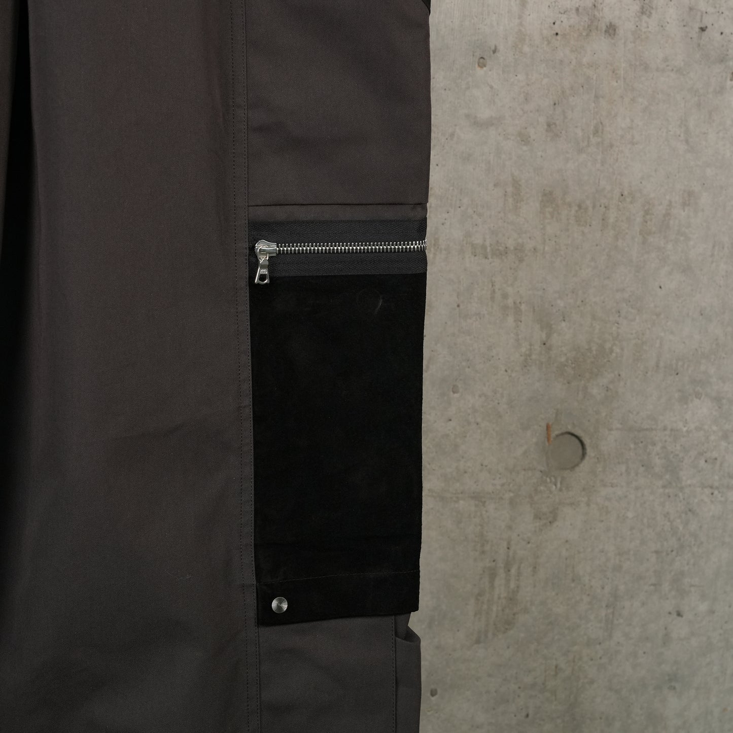 SNAPPED HEM CARGO TROUSERS / DARK BROWN