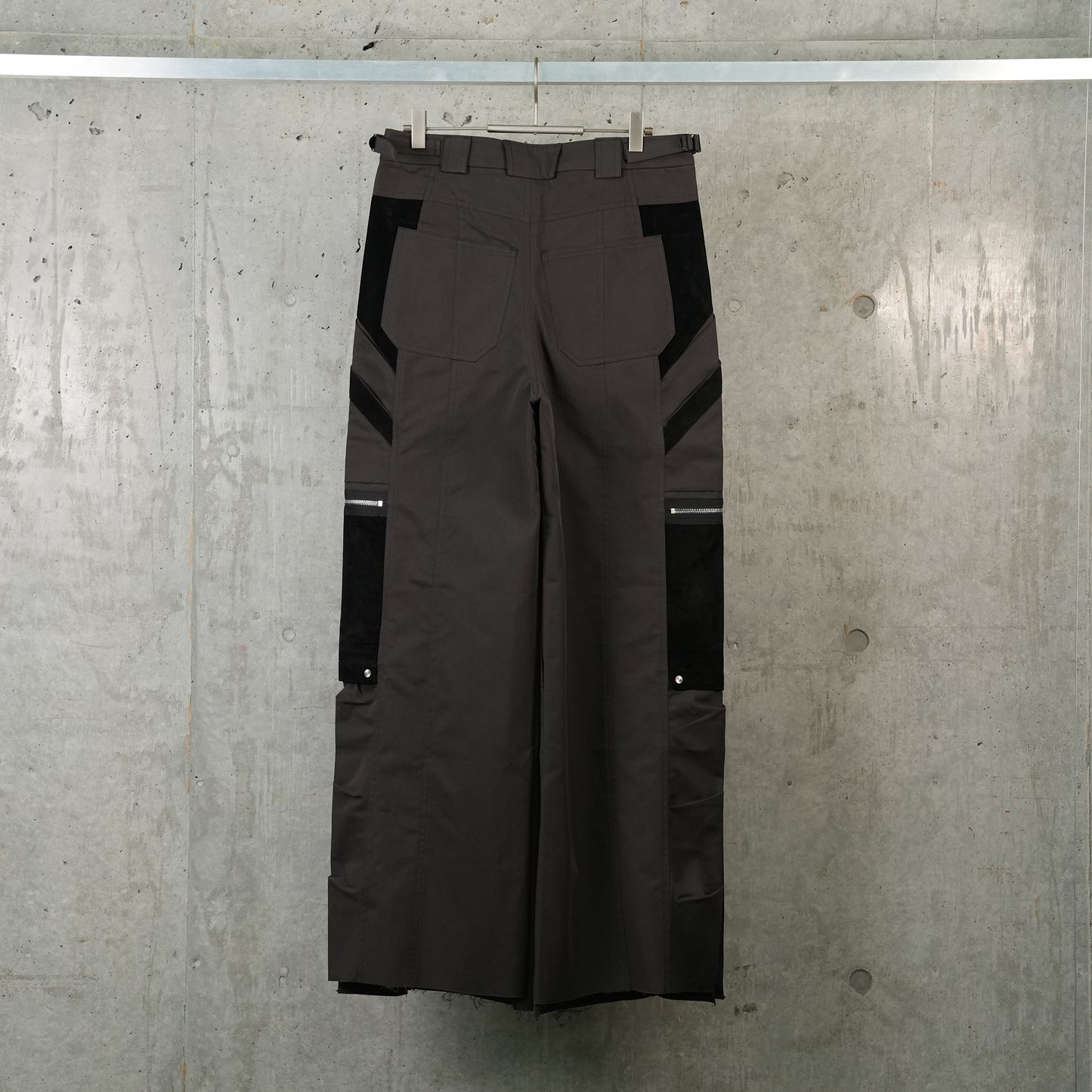 SNAPPED HEM CARGO TROUSERS / DARK BROWN