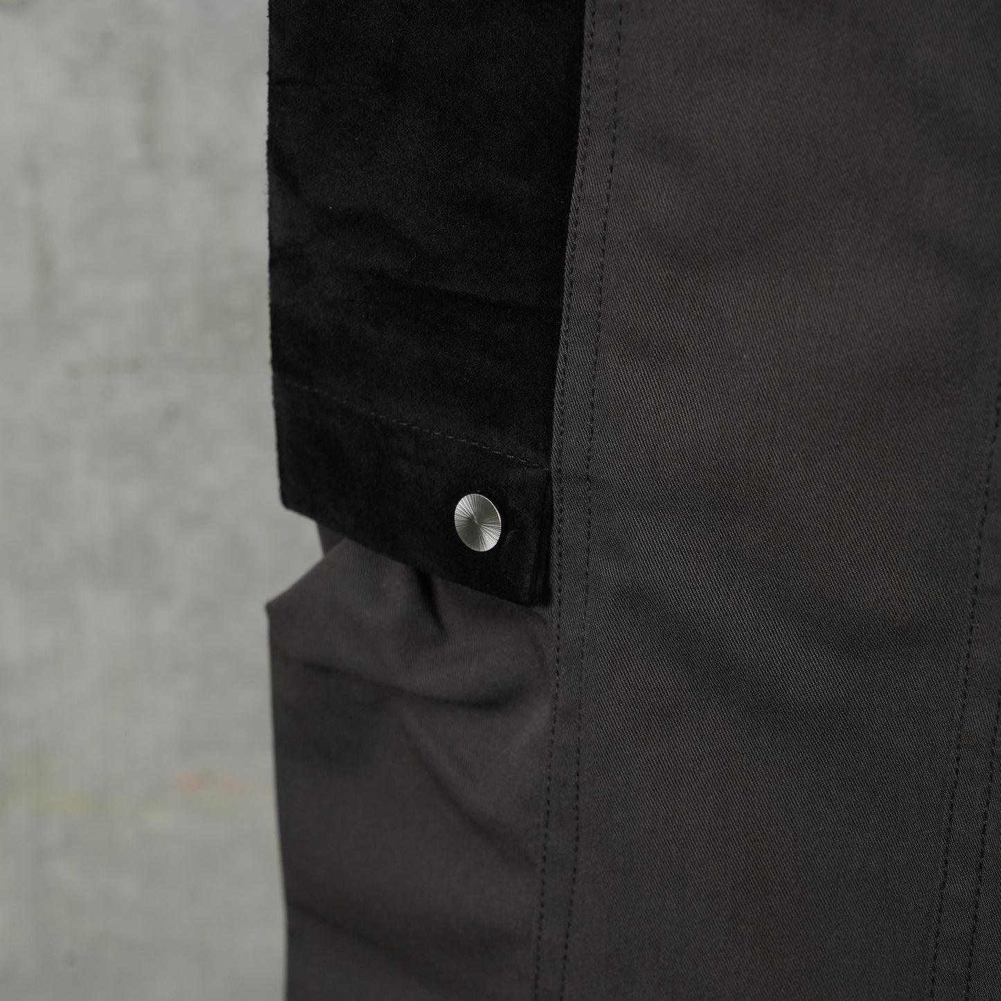 SNAPPED HEM CARGO TROUSERS / DARK BROWN