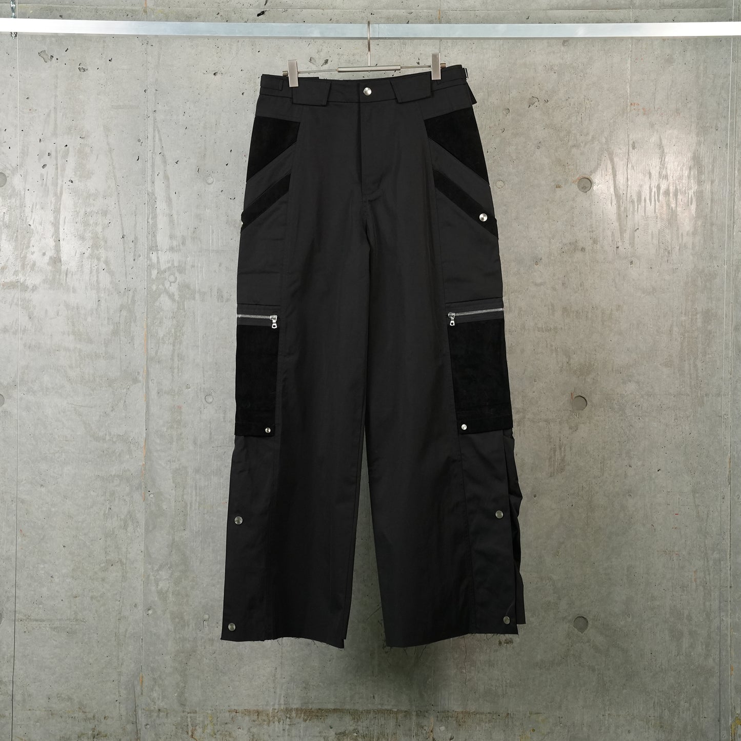 SNAPPED HEM CARGO TROUSERS / BLACK