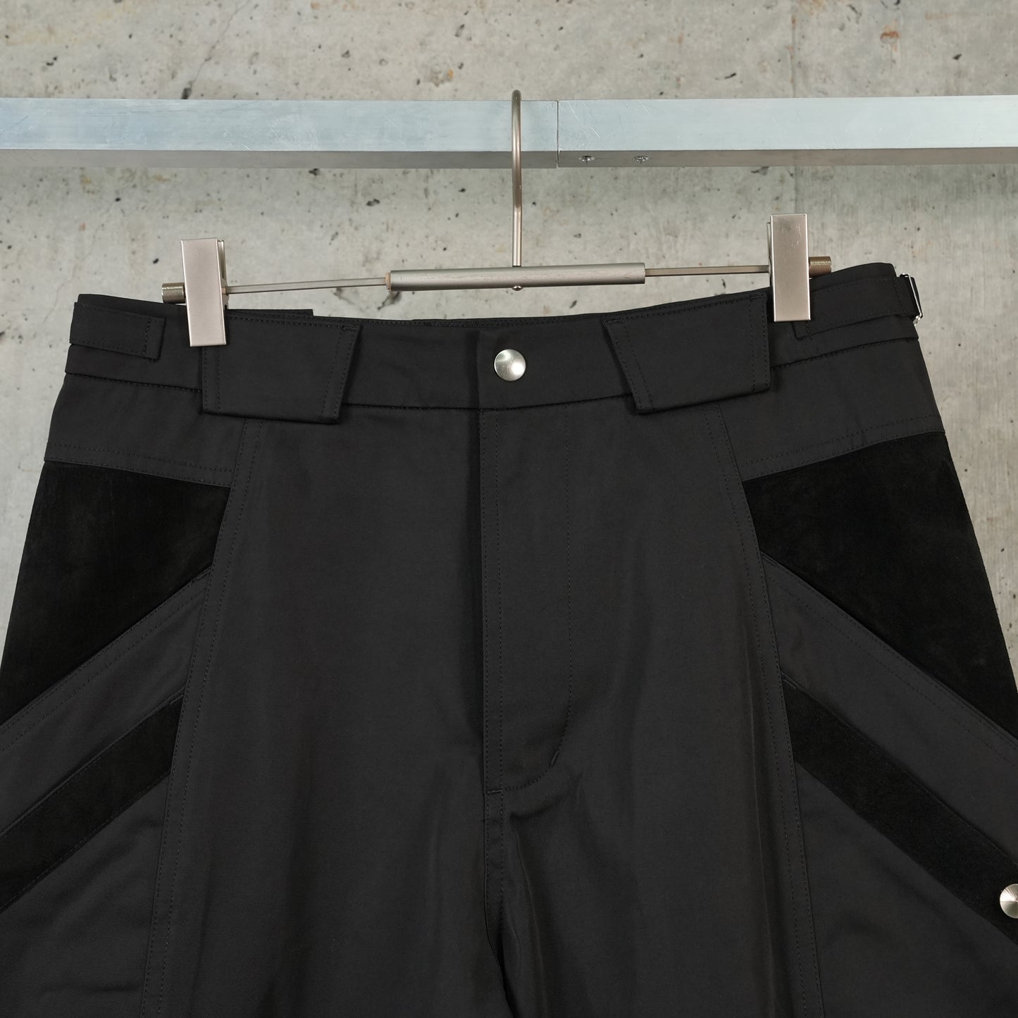 SNAPPED HEM CARGO TROUSERS / BLACK