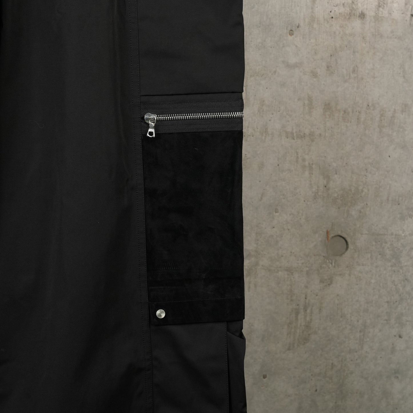 SNAPPED HEM CARGO TROUSERS / BLACK