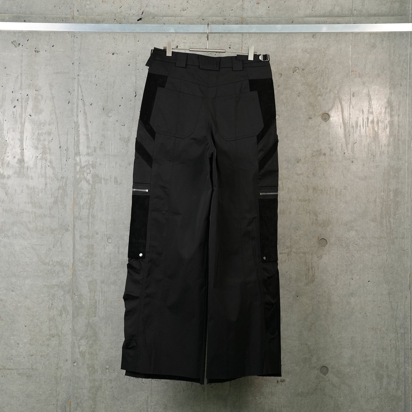 SNAPPED HEM CARGO TROUSERS / BLACK