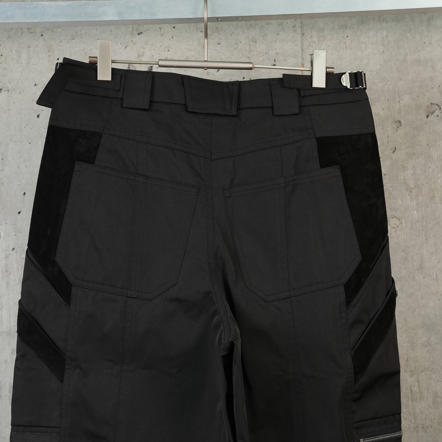 SNAPPED HEM CARGO TROUSERS / BLACK