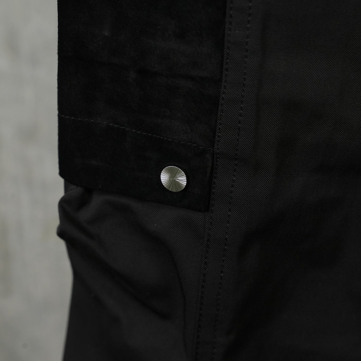 SNAPPED HEM CARGO TROUSERS / BLACK