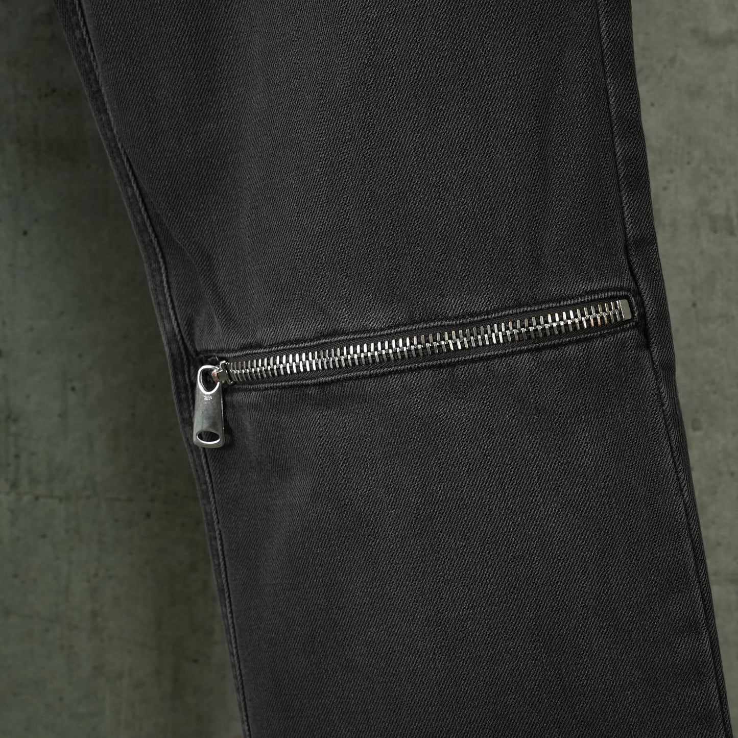 KNEE ZIP DENIM PANTS / GREY