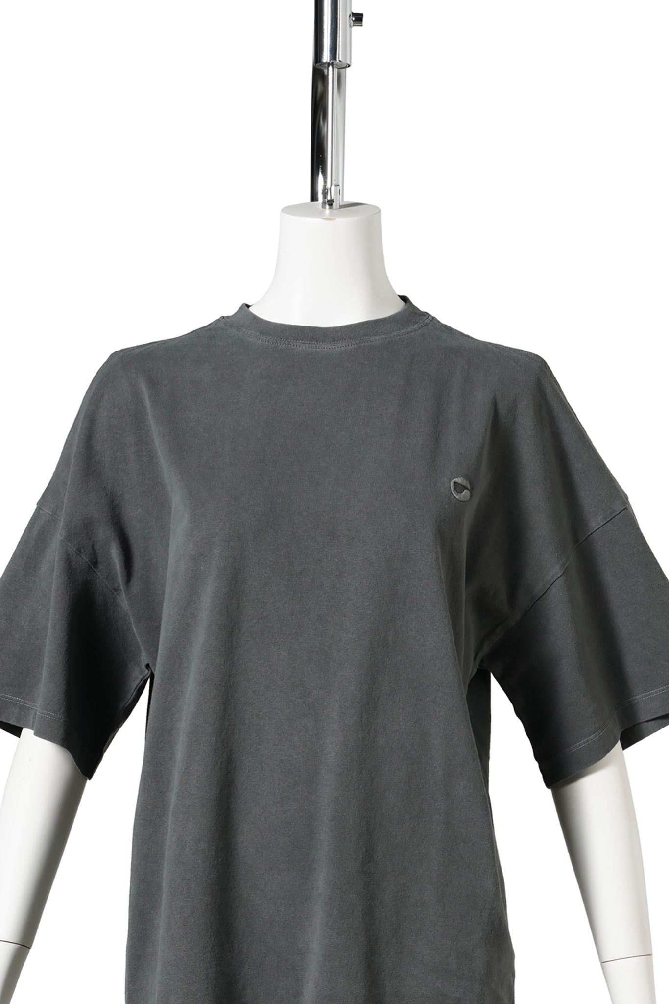 KNITTED OPEN SHOULDER T-SHIRT / GREY DARK