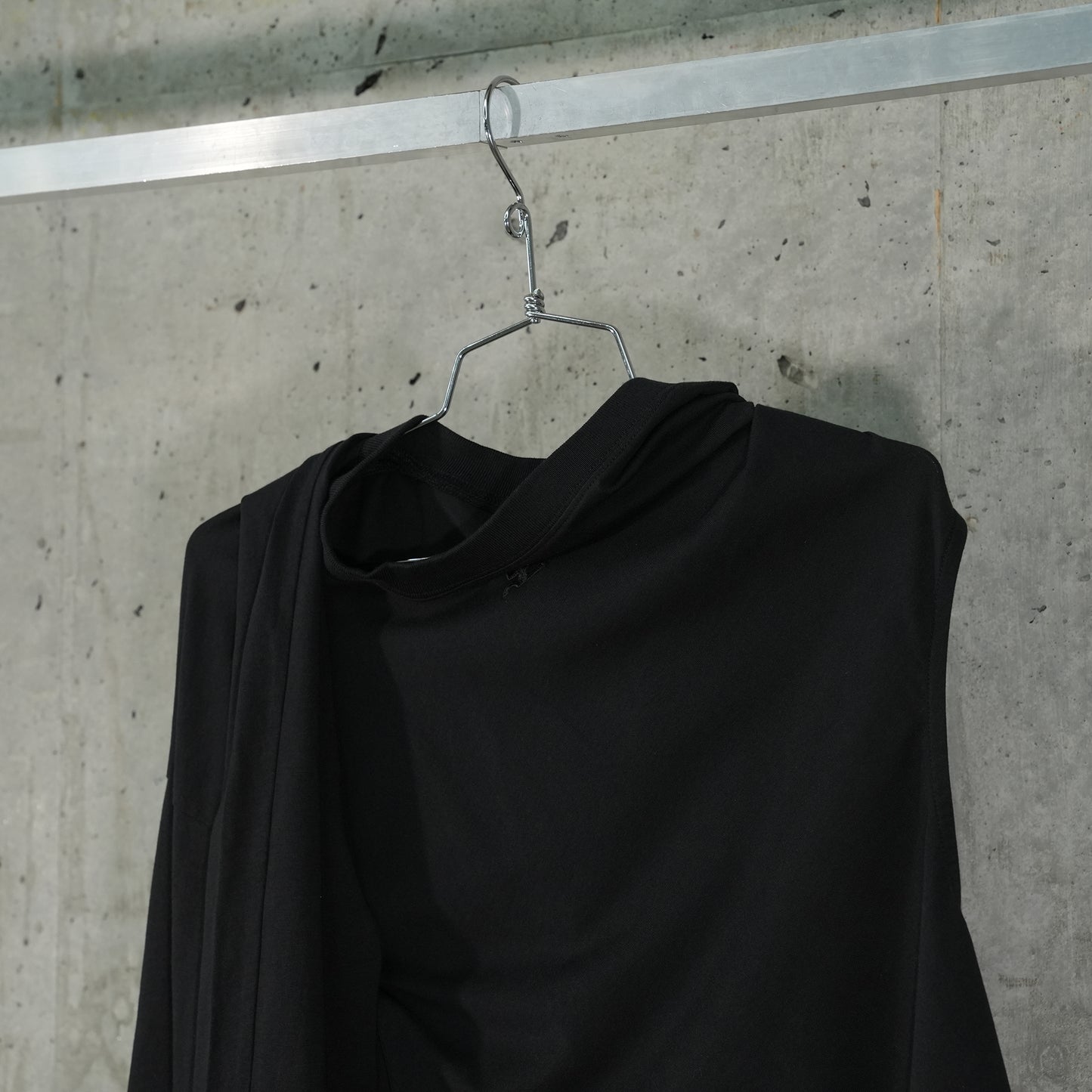 T-SHIRT OFF-SHOULDER / 9999:BLACK