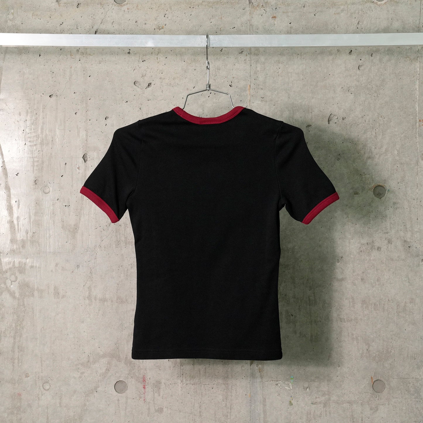 T-SHIRT SIGNATURE CONTRAST / B087:BLACK/RUBY