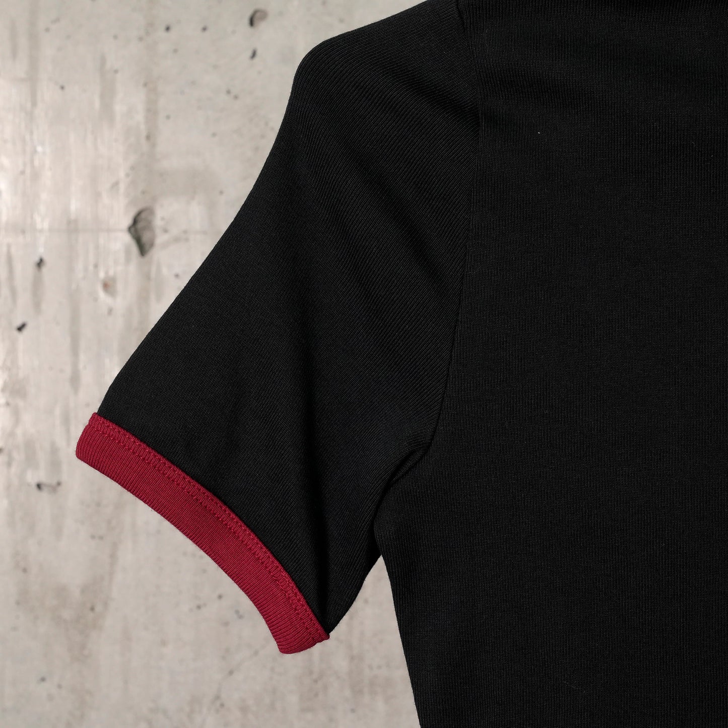 T-SHIRT SIGNATURE CONTRAST / B087:BLACK/RUBY