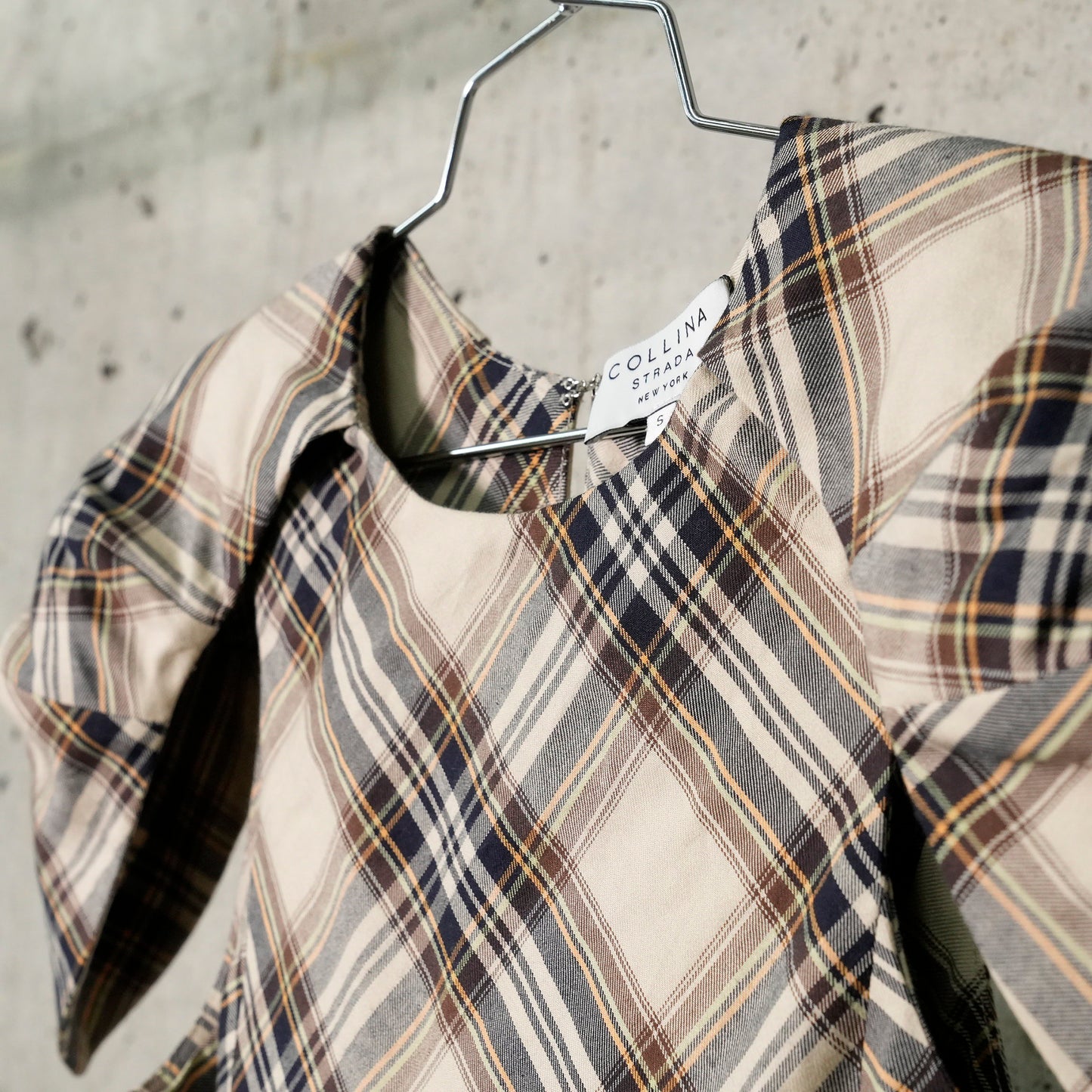 HILLARY TOP / SAND PLAID