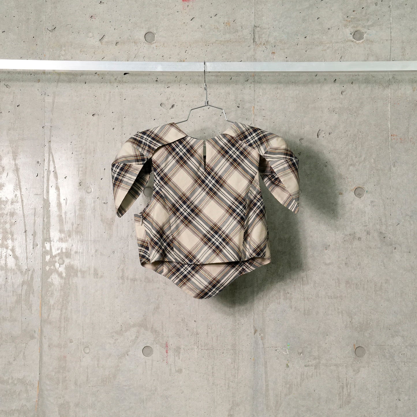 HILLARY TOP / SAND PLAID