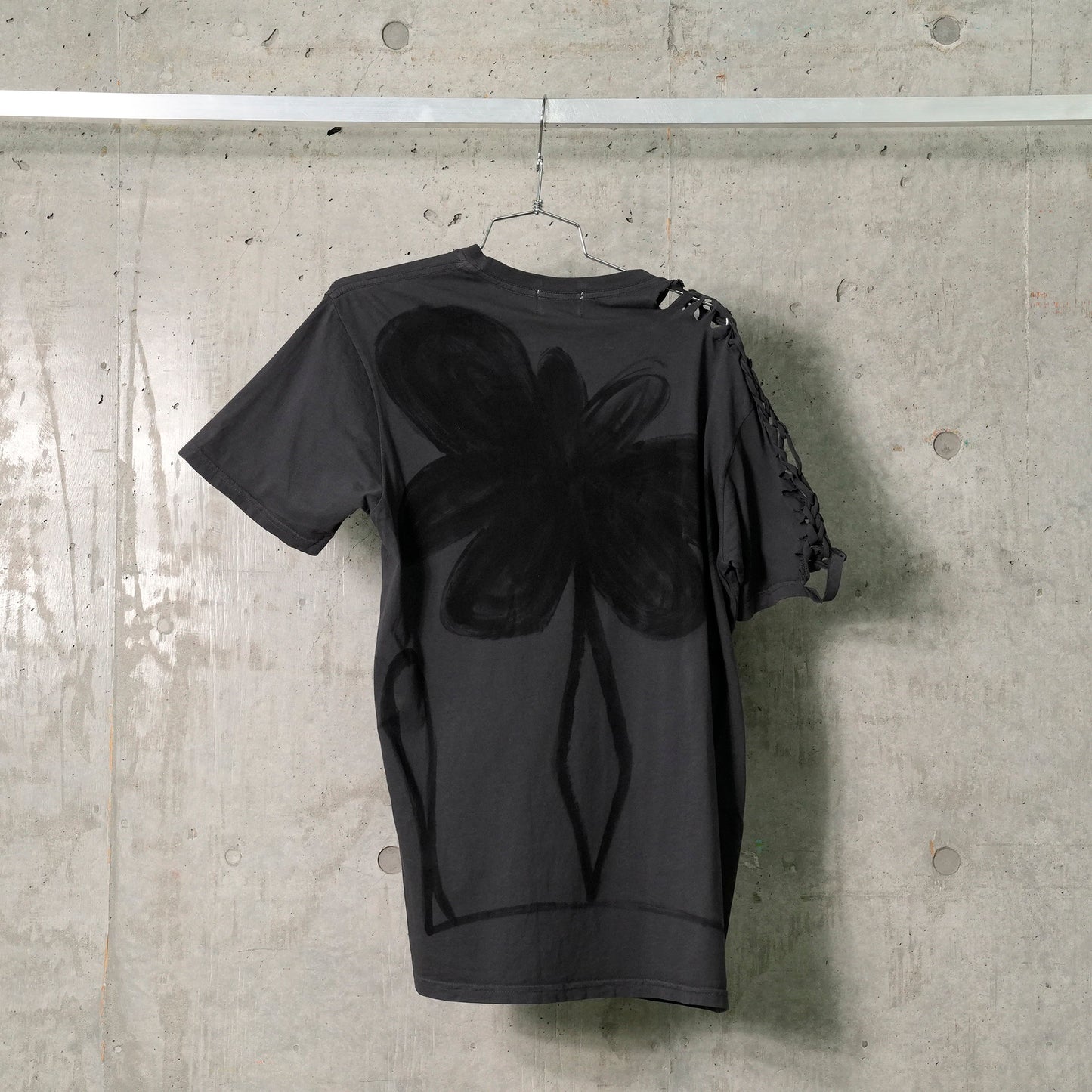 TOSH TEE / CHARCOAL FLOWER POT