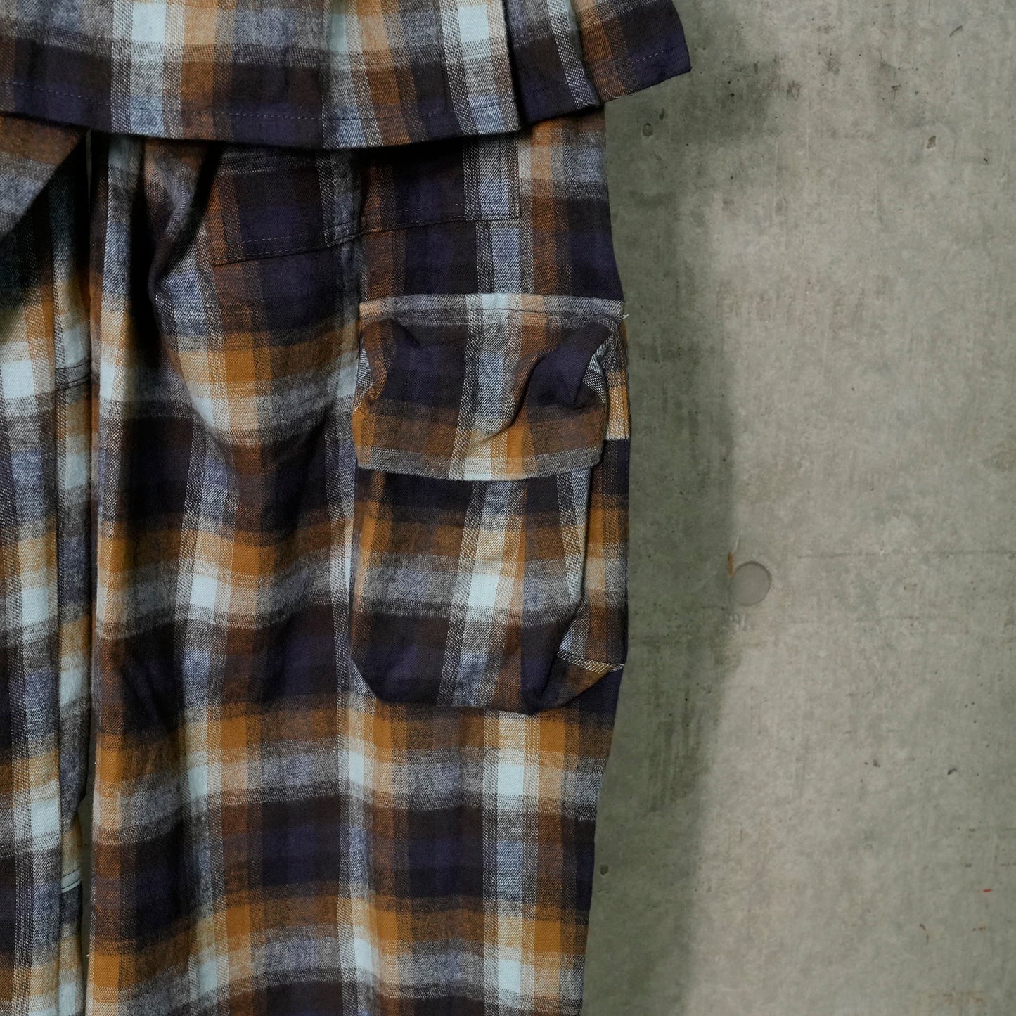 LAWN SKIRT CARGO PANT / NAVY CAMEL PLAID