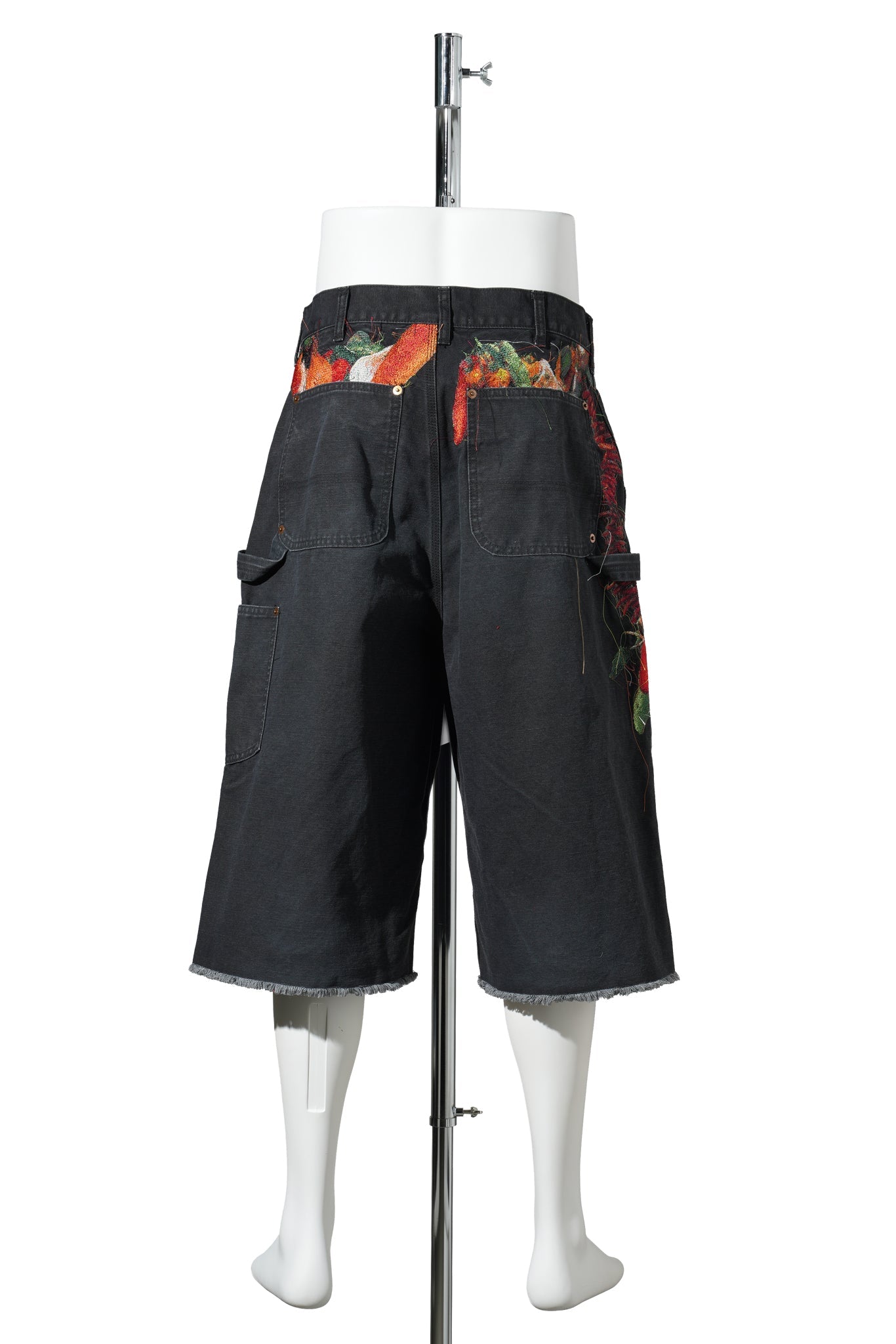 VEGETABLE EMBROIDERY CUT-OFF PANTS / BLACK