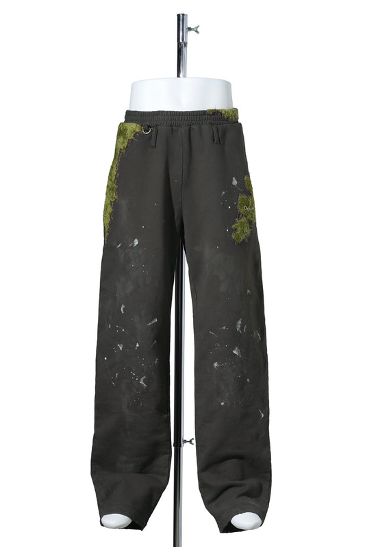 MOSS-GROWN EMBROIDERY SWEAT PANTS / BROWN