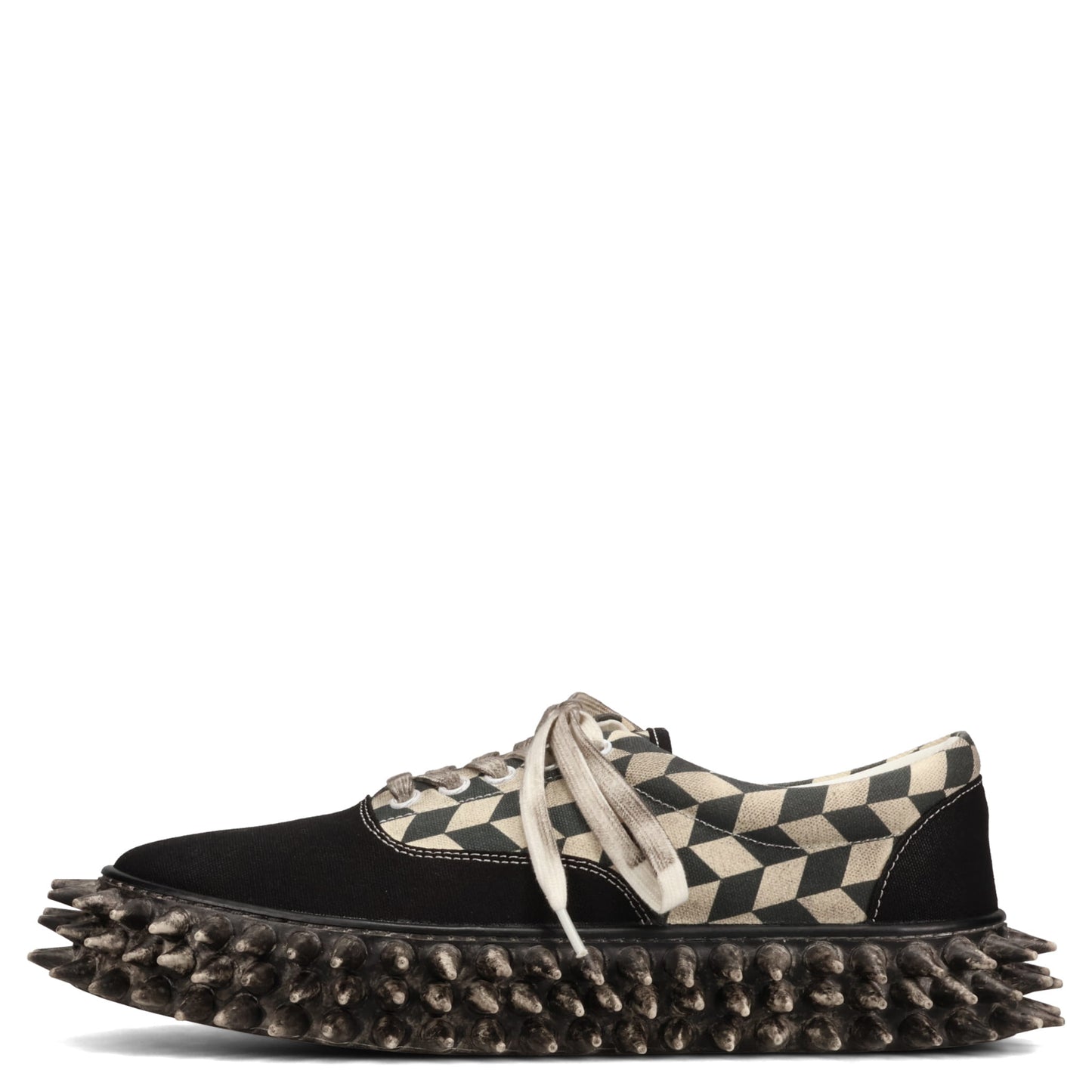 DIRTY SPIKE CANVAS SNEAKER / BLACK