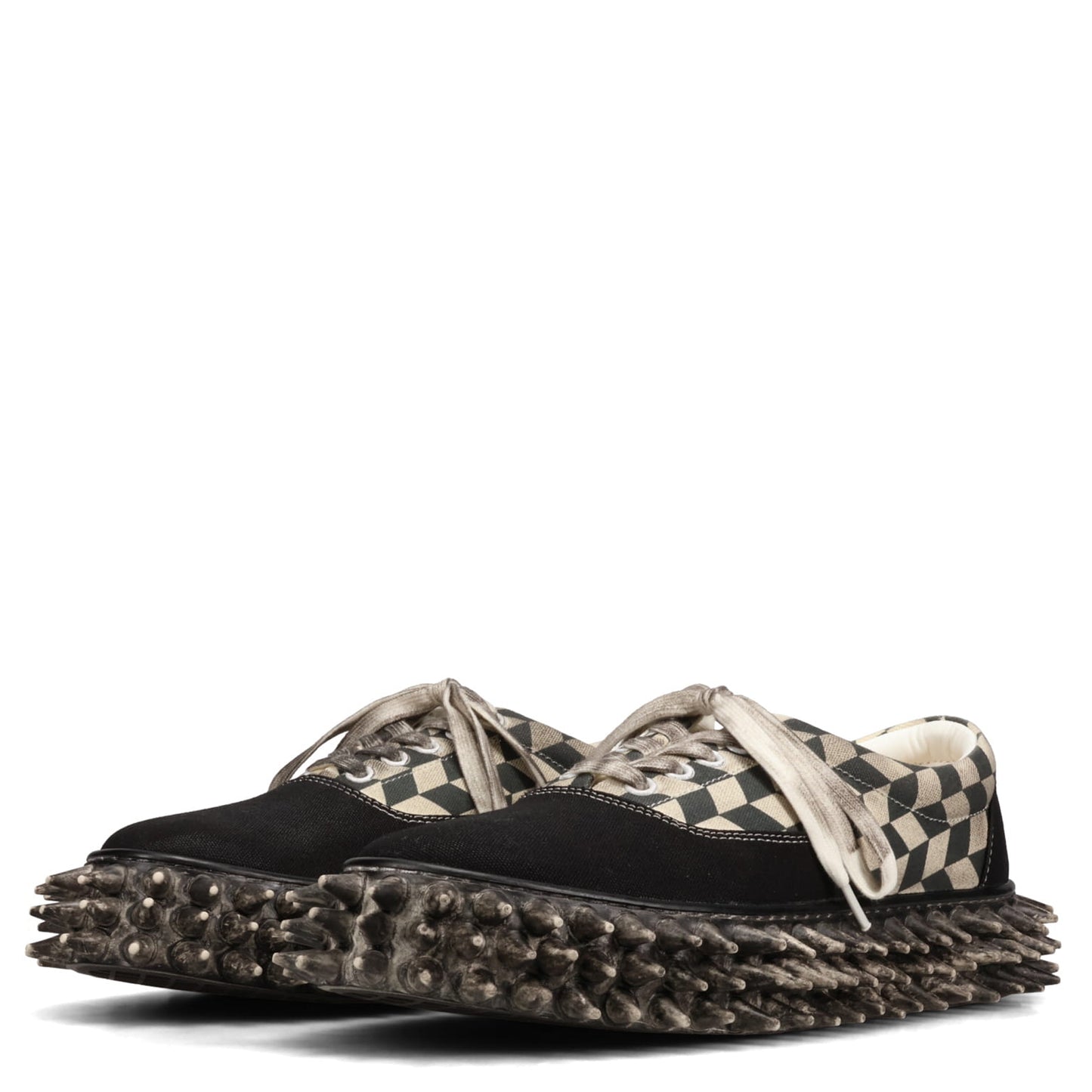 DIRTY SPIKE CANVAS SNEAKER / BLACK