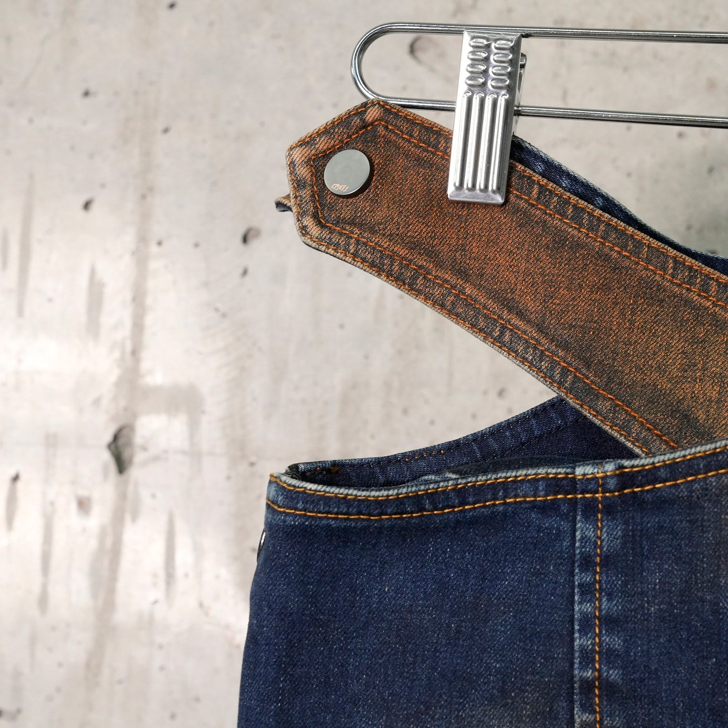 CROSS WAIST DENIM SKIRT / DENIM BLUE