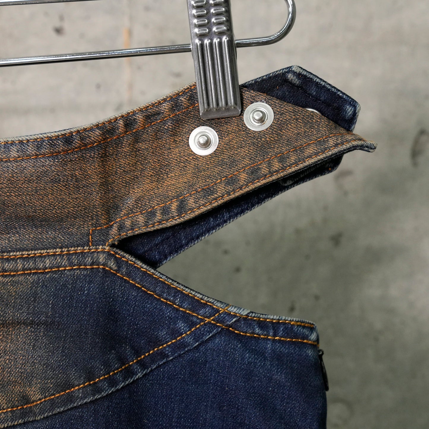 CROSS WAIST DENIM SKIRT / DENIM BLUE