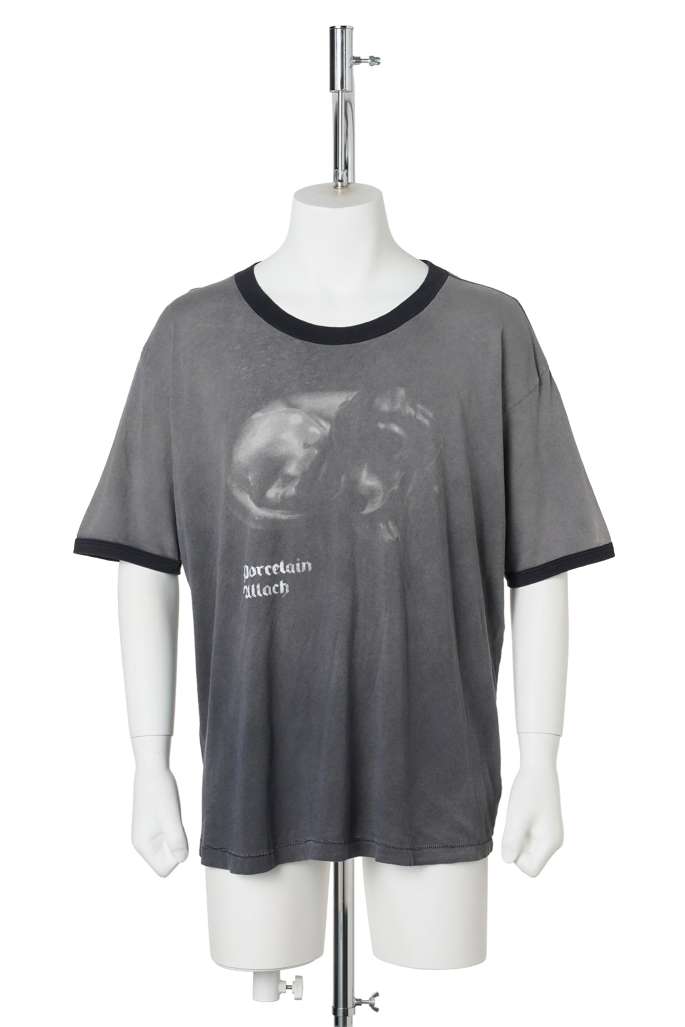 PORCELAIN DOG PATCH RINGER T-SHIRT / FADED CHARCOAL/BLACK