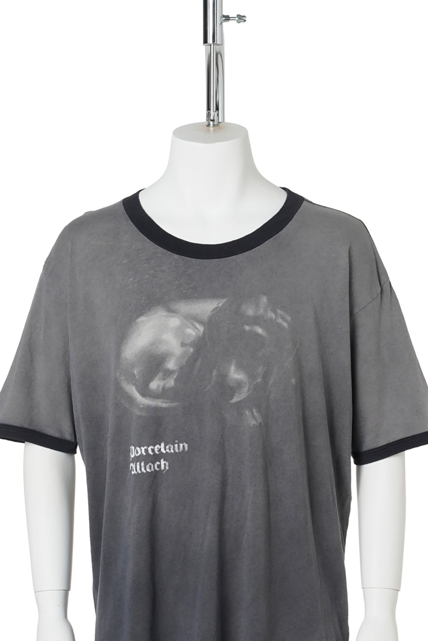 PORCELAIN DOG PATCH RINGER T-SHIRT / FADED CHARCOAL/BLACK