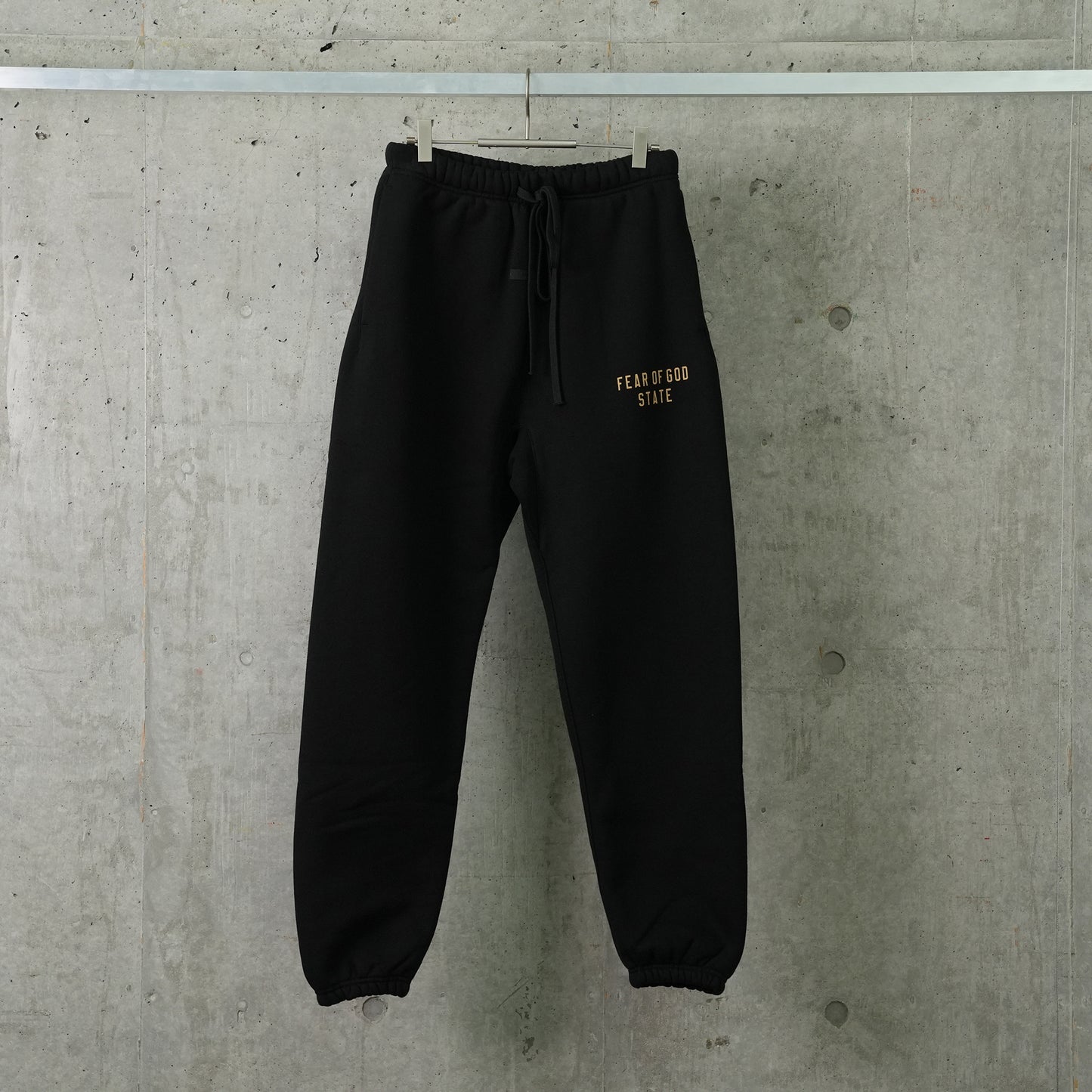 FLEECE ESSENTIAL SWEATPANT / BLACK