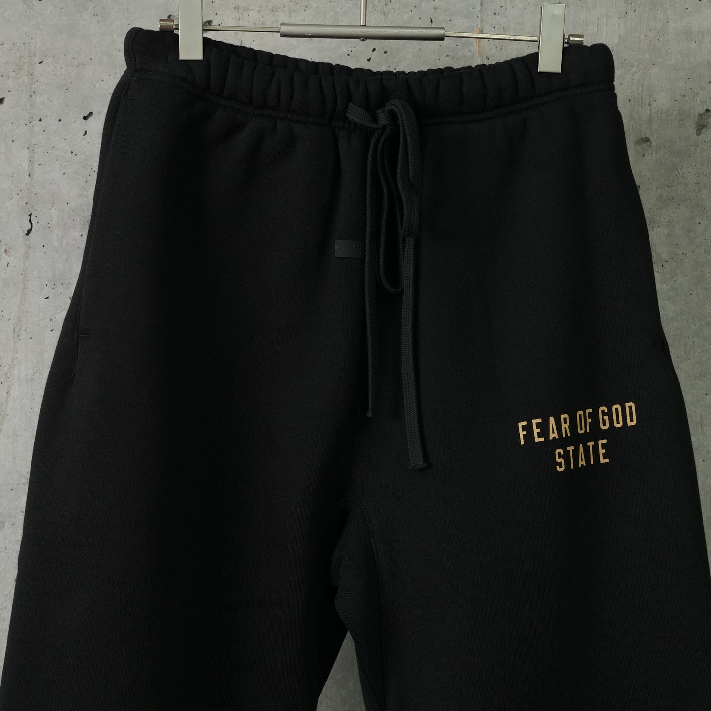 FLEECE ESSENTIAL SWEATPANT / BLACK