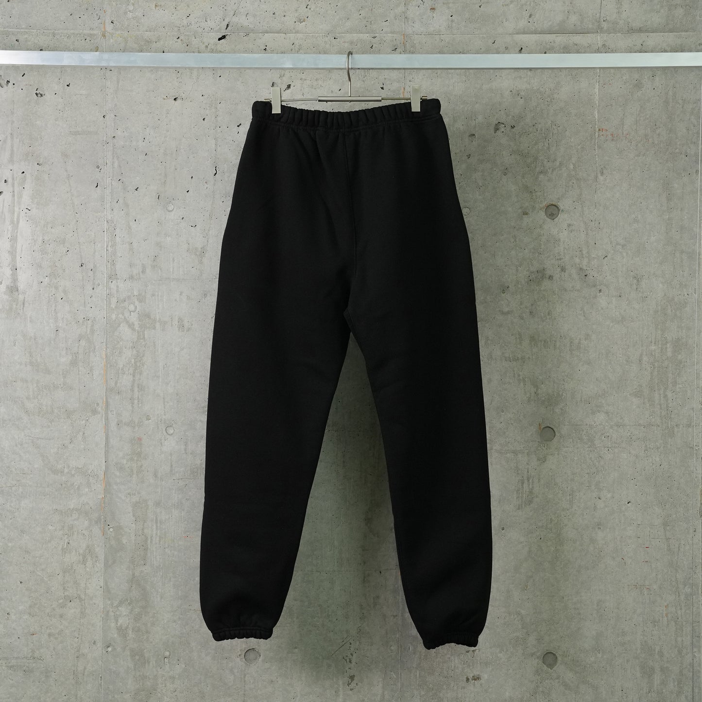 FLEECE ESSENTIAL SWEATPANT / BLACK