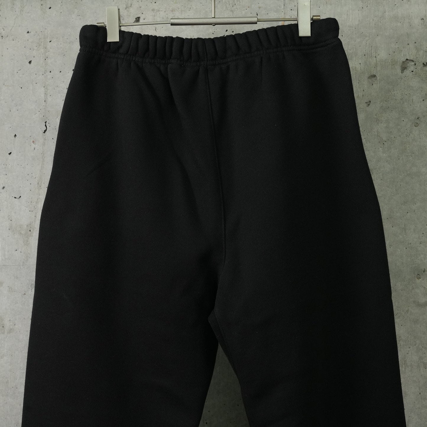 FLEECE ESSENTIAL SWEATPANT / BLACK