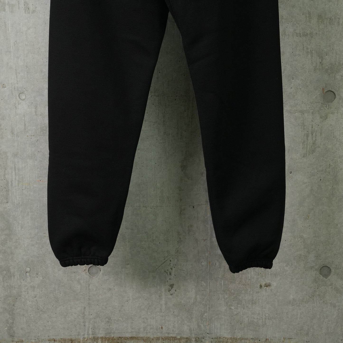 FLEECE ESSENTIAL SWEATPANT / BLACK