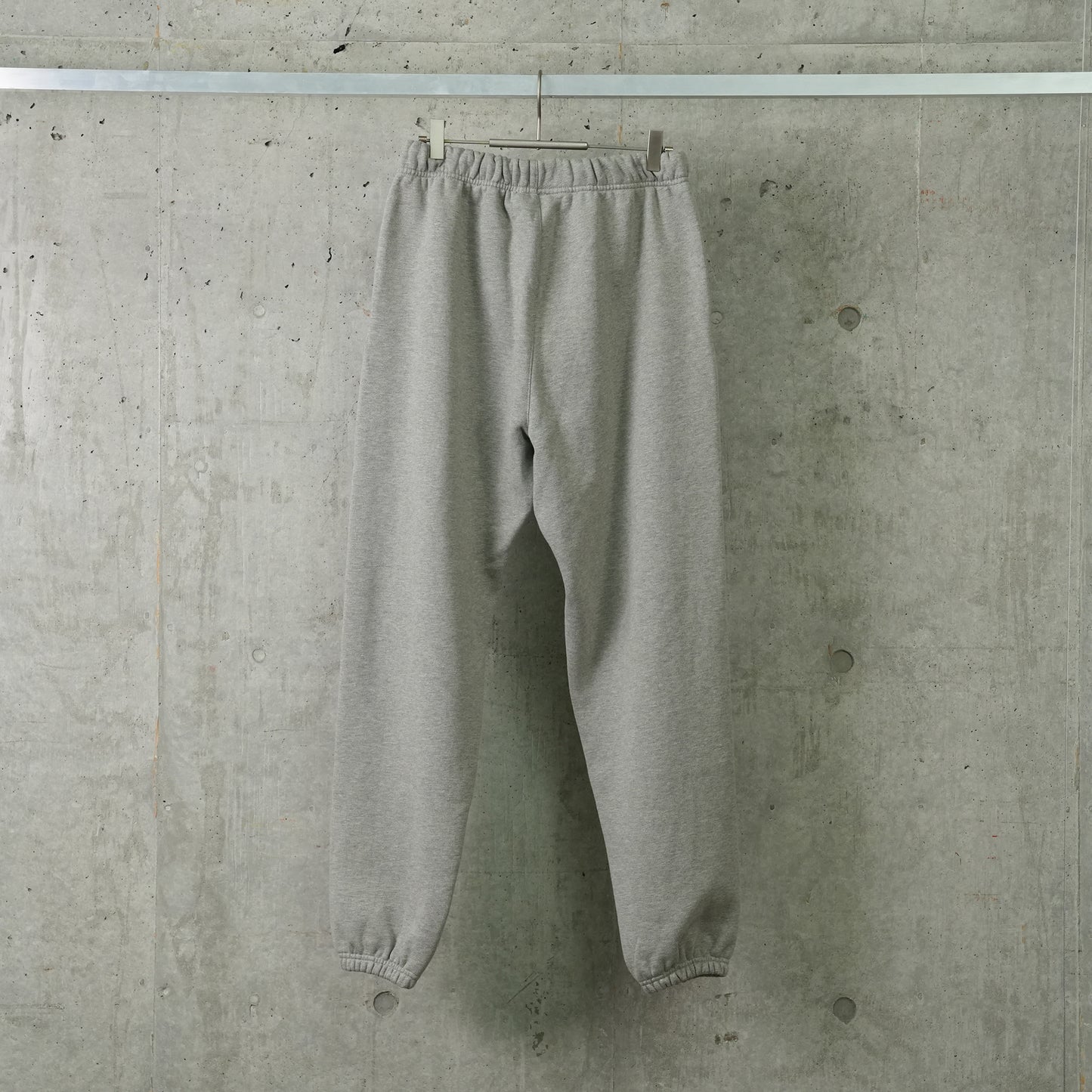 FLEECE ESSENTIAL SWEATPANT / DARK HEATHER