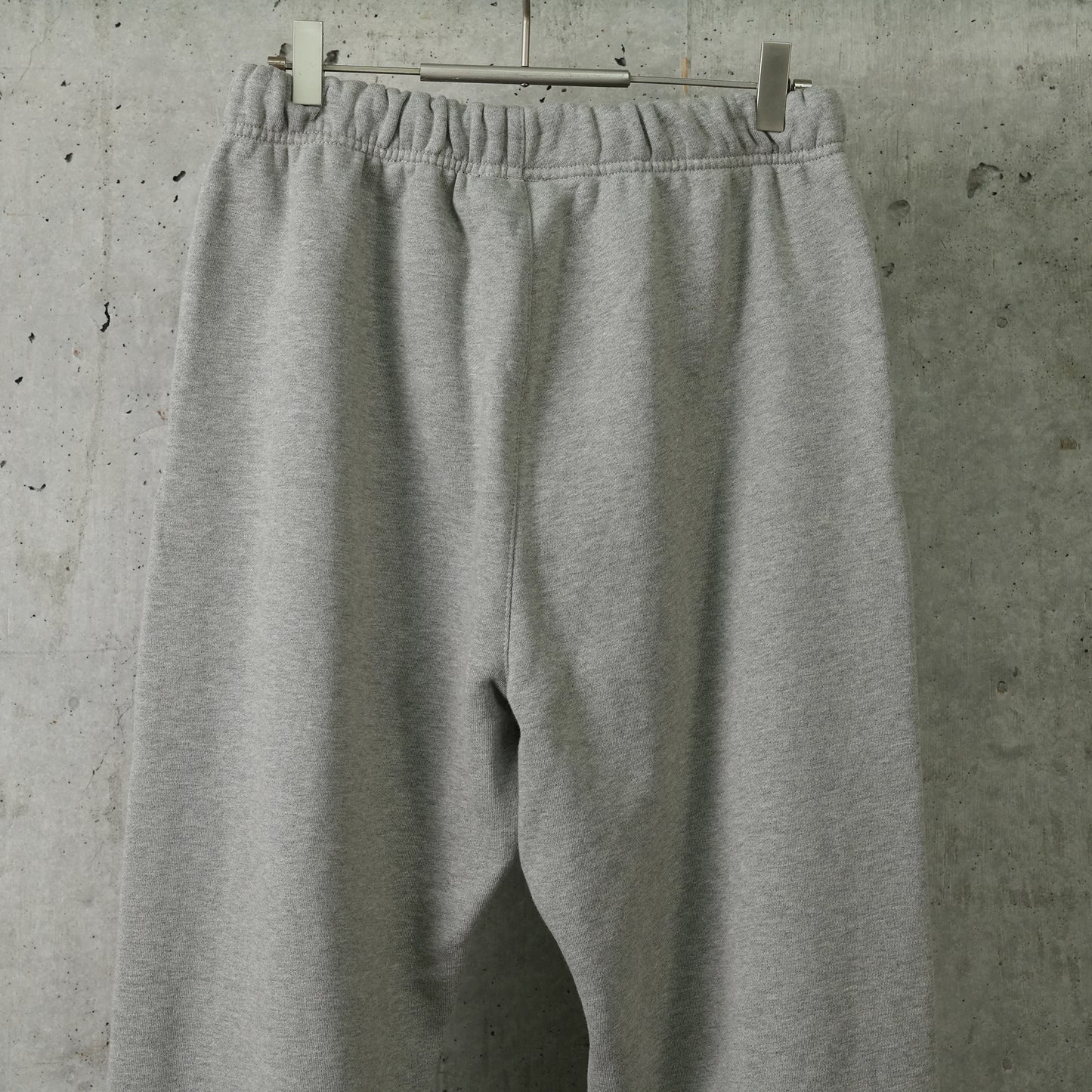 FLEECE ESSENTIAL SWEATPANT / DARK HEATHER