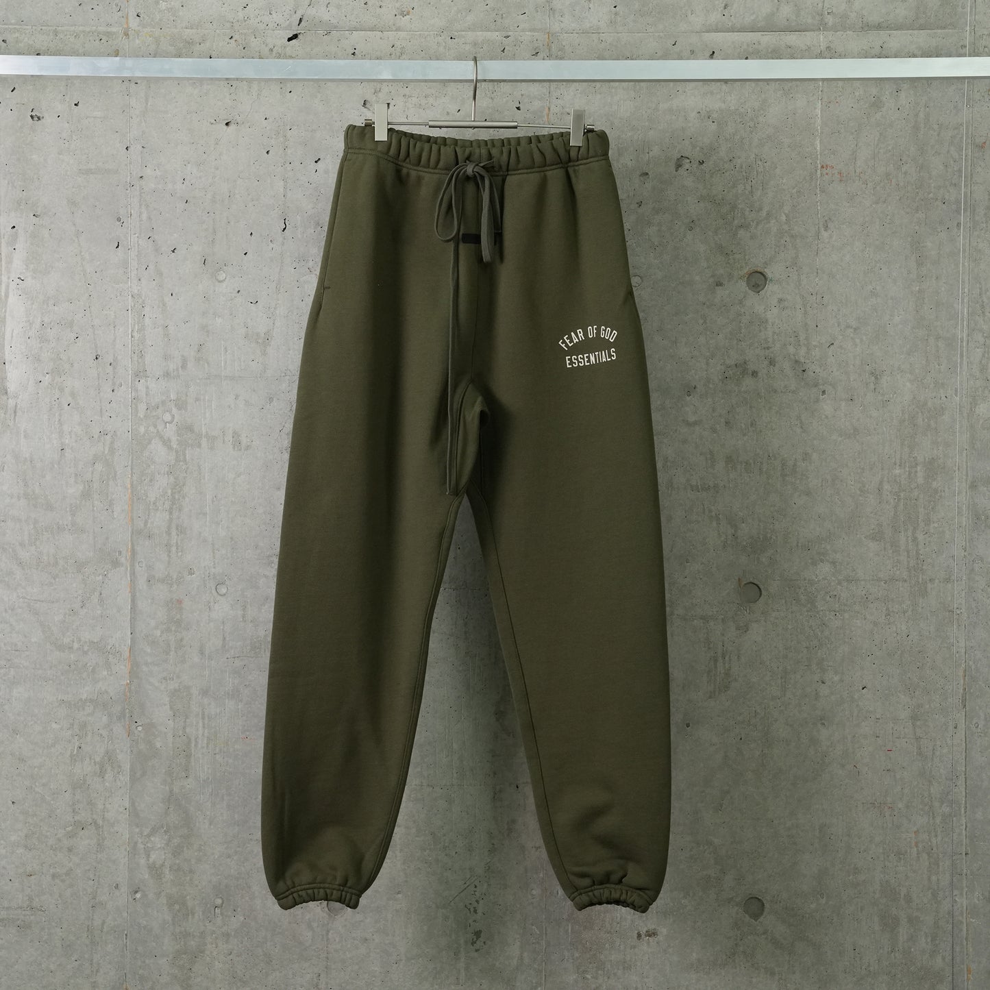 FLEECE ESSENTIAL SWEATPANT / MILITARY