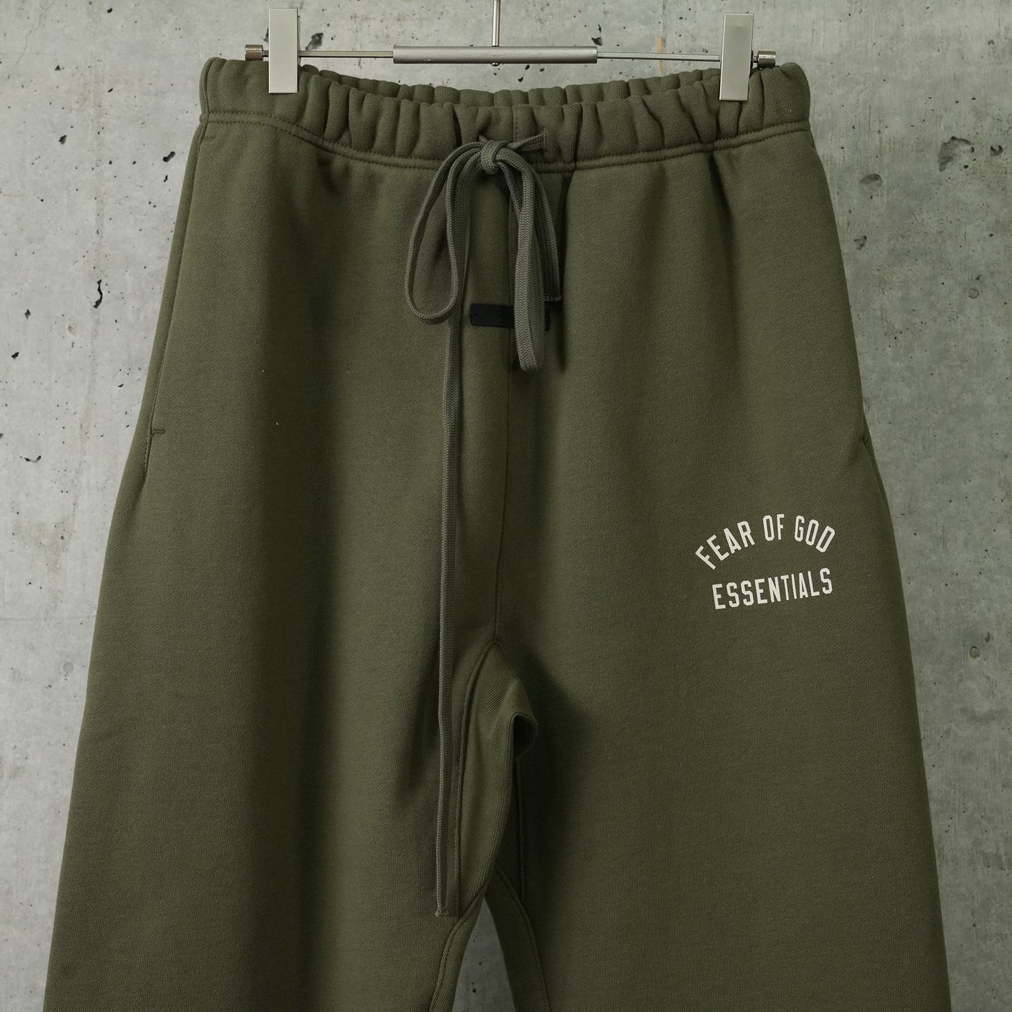 FLEECE ESSENTIAL SWEATPANT / MILITARY